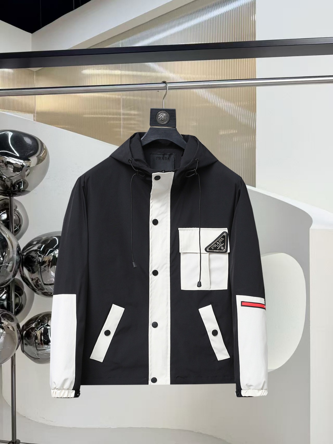 NO:531556,The main recommendation is Prada 2025ss autumn latest style of cross-mouth stand-up collar hidden hat design casual jacket. High-end quality, pattern fabrics and hardware are customized 1:1 in the counter, breathable and comfortable, suitable for fabrics. The logo adopts the current popular embroidery design. The upper body is handsome and stylish, without any restraint, and the upper body is super comfortable!  The whole piece is super cool and upscale!  The upper body is not thick, showing the fashionable and personalized atmosphere!  Number of codes: M-XXXL H2025 new model first release, prada, Moncler, jackets & coats, hats, alexander wang19860909主推 普拉达 2025ss秋季最新款蒙口立领隐藏帽设计休闲外套 高端品质、版型面料五金都是专柜1:1定制,透气舒适合成面料,Logo采用时下流行刺绣设计,上身帅气有型,一点不拘束、上身超级舒适！整件超级酷炫上档次！上身不厚重,尽显时尚个性气息！ 码数:M-XXXL H2025新款首发,,prada,Moncler,jackets & coats,hats,alexander wang,Men's clothing