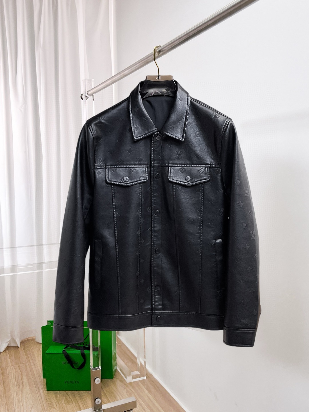 NO:570401,Same style as on LV official website, on sale in advance!  2025ss autumn new men's leather jacket, original three-standard high-end version!  With hidden hood, custom-made fabrics at the counter, highly breathable and comfortable, impeccable details, brand element design concept, reflecting high quality. It feels delicate and soft!  It presents a casual cut and the upper body shape is awesome!  Size M～3XL, maximum wear is 195kg.,,louis vuitton,jackets & coats,jackets & coats,leather jacket,hats,alexander wang19860909LV 官网同款,提前发售！2025ss秋季新款男士皮衣夹克外套,原单三标齐全高端版本！带隐藏帽,专柜定制面料 透气舒适度高,细节无可挑剔,品牌元素设计理念,体现高品质.手感细腻柔软！呈现休闲裁剪,上身版型超赞！码数M～3XL,最大穿195斤.,,louis vuitton,jackets & coats,jackets & coats,leather jacket,hats,alexander wang,Men's clothing