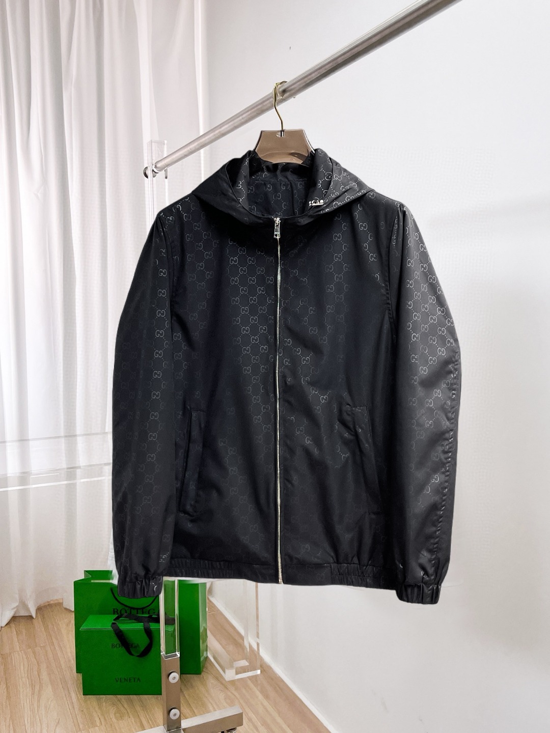 NO:570387,Gucci 2025 autumn new casual jacket, the latest fashionable casual jacket, fashionable jacket! Made of professionally customized technical fabrics, the surface is clean, smooth and shiny, the texture is obvious through the screen, the upper body is comfortable, light and not stuffy, giving you the most enjoyable wearing experience!  Exquisite accessories Logo accessories!  It perfectly improves the overall sense of luxury and class, and you can get the high-end luxury atmosphere at a glance! The basic and conventional hooded jacket is cut in a basic and conventional style. The upper body is versatile, simple and not picky. It can easily cope with various occasions and environments. It is undoubtedly a must-have product for daily commuting! Please indicate your height and weight when ordering sizes M-3XL!  ,,jackets & coats,jackets & coats,hats,alexander wang19860909古奇 2025秋季新款休闲夹克外套,最新时尚休闲夹克,时尚夹克外套!专业定制的科技面料制成,表面整洁光滑且富有光泽,质感透过屏幕都显而易见,上身舒适轻盈不闷热, 给你最为享受的穿着体验！精致辅料Logo配饰！完美提升了整体的奢华档次感,一眼就能Get到的高端奢华气息!基础常规的连帽夹克版型裁剪,上身百搭简约不挑人,轻松应对各种场合与环境,属于日常通勤必备的臻品无疑!尺码M-3XL下单报身高体重！,,jackets & coats,jackets & coats,hats,alexander wang,Men's clothing