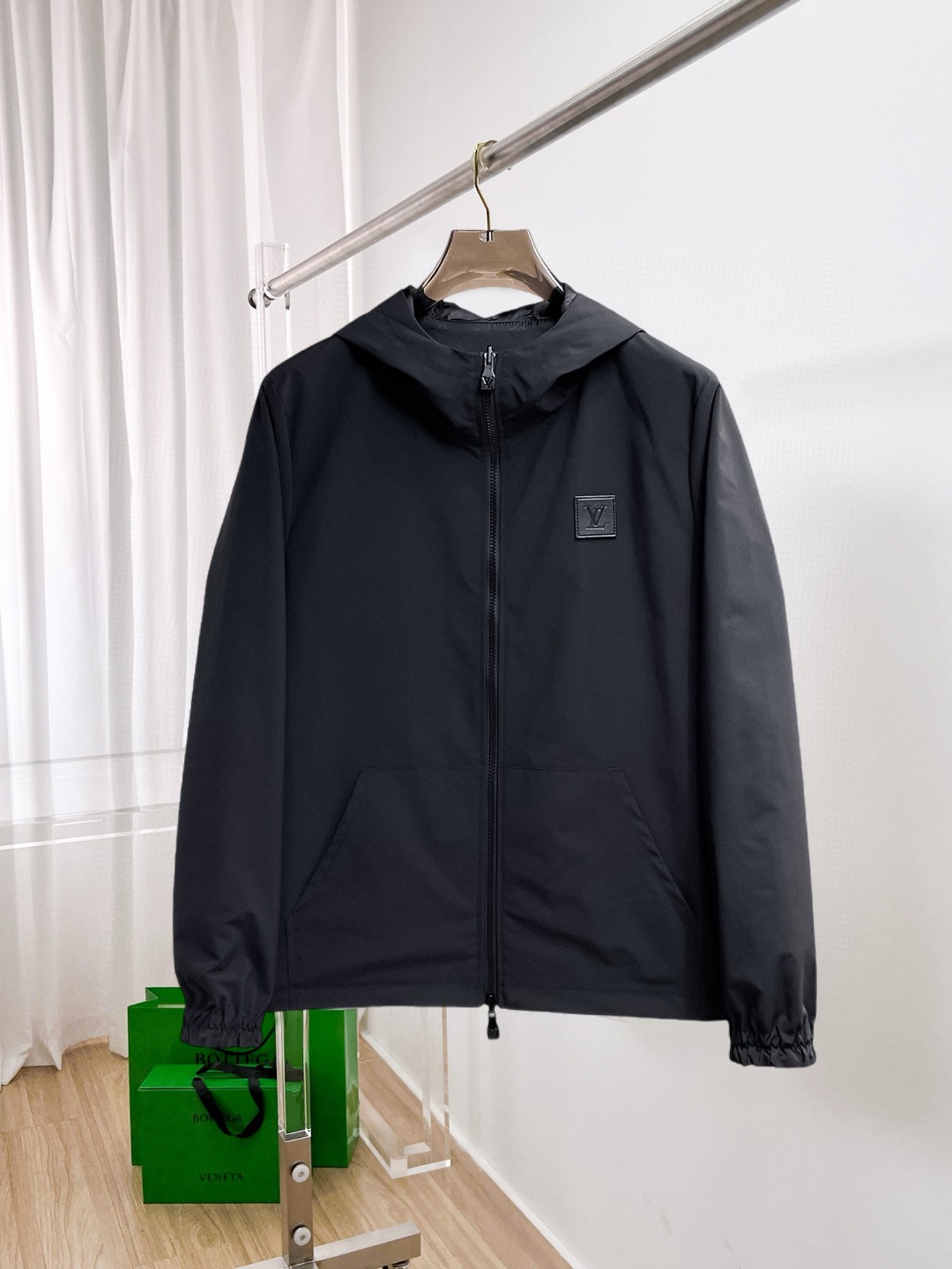 NO:570394,Lv 2025 autumn new casual jacket, the latest fashionable casual jacket, fashionable jacket! Made of professionally customized technical fabrics, the surface is clean, smooth and shiny, the texture is obvious through the screen, the upper body is comfortable, light and not stuffy, giving you the most enjoyable wearing experience!  Exquisite accessories Logo accessories!  It perfectly improves the overall sense of luxury and class, and you can get the high-end luxury atmosphere at a glance! The basic and conventional hooded jacket is cut in a basic and conventional style. The upper body is versatile, simple and not picky. It can easily cope with various occasions and environments. It is undoubtedly a must-have product for daily commuting! Please indicate your height and weight when ordering sizes M-3XL!  ,,louis vuitton,jackets & coats,jackets & coats,hats,alexander wang19860909Lv 2025秋季新款休闲夹克外套,最新时尚休闲夹克,时尚夹克外套!专业定制的科技面料制成,表面整洁光滑且富有光泽,质感透过屏幕都显而易见,上身舒适轻盈不闷热, 给你最为享受的穿着体验！精致辅料Logo配饰！完美提升了整体的奢华档次感,一眼就能Get到的高端奢华气息!基础常规的连帽夹克版型裁剪,上身百搭简约不挑人,轻松应对各种场合与环境,属于日常通勤必备的臻品无疑!尺码M-3XL下单报身高体重！,,louis vuitton,jackets & coats,jackets & coats,hats,alexander wang,Men's clothing