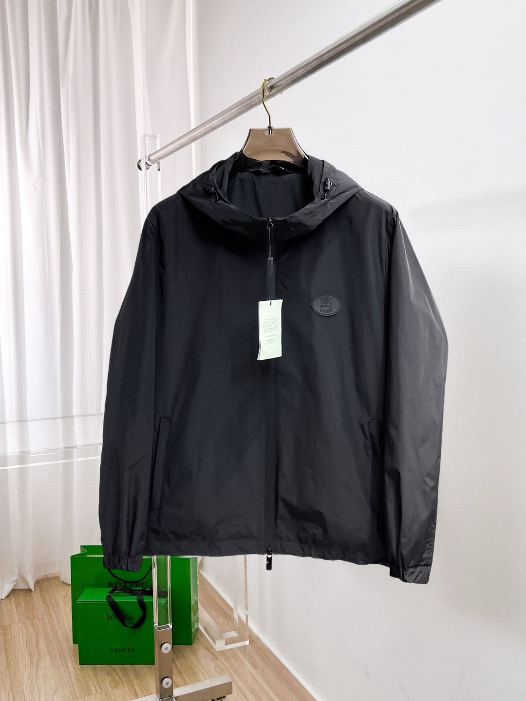 NO:570397,Burberry's new 2025 autumn casual jacket, the latest fashionable casual jacket, fashionable jacket! Made of professionally customized technical fabrics, the surface is clean, smooth and shiny, the texture is obvious through the screen, the upper body is comfortable, light and not stuffy, giving you the most enjoyable wearing experience!  Exquisite accessories Logo accessories!  It perfectly improves the overall sense of luxury and class, and you can get the high-end luxury atmosphere at a glance! The basic and conventional hooded jacket is cut in a basic and conventional style. The upper body is versatile, simple and not picky. It can easily cope with various occasions and environments. It is undoubtedly a must-have product for daily commuting! Please indicate your height and weight when ordering sizes M-3XL!  ,,burberry,jackets & coats,jackets & coats,hats,alexander wang19860909巴宝莉 2025秋季新款休闲夹克外套,最新时尚休闲夹克,时尚夹克外套!专业定制的科技面料制成,表面整洁光滑且富有光泽,质感透过屏幕都显而易见,上身舒适轻盈不闷热, 给你最为享受的穿着体验！精致辅料Logo配饰！完美提升了整体的奢华档次感,一眼就能Get到的高端奢华气息!基础常规的连帽夹克版型裁剪,上身百搭简约不挑人,轻松应对各种场合与环境,属于日常通勤必备的臻品无疑!尺码M-3XL下单报身高体重！,,burberry,jackets & coats,jackets & coats,hats,alexander wang,Men's clothing