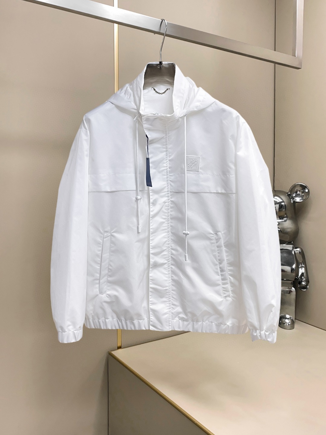 NO:607578,Lv 2025 autumn new casual jacket, the latest fashionable casual jacket, fashionable jacket! Made of professionally customized technical fabrics, the surface is clean, smooth and shiny, the texture is obvious through the screen, the upper body is comfortable, light and not stuffy, giving you the most enjoyable wearing experience!  Exquisite accessories Logo accessories!  It perfectly improves the overall sense of luxury and class, and you can get the high-end luxury atmosphere at a glance! The basic and conventional hooded jacket is cut in a basic and conventional style. The upper body is versatile, simple and not picky. It can easily cope with various occasions and environments. It is undoubtedly a must-have product for daily commuting! Please indicate your height and weight when ordering sizes M-3XL!  ,,louis vuitton,jackets & coats,jackets & coats,hats,alexander wang19860909Lv 2025秋季新款休闲夹克外套,最新时尚休闲夹克,时尚夹克外套!专业定制的科技面料制成,表面整洁光滑且富有光泽,质感透过屏幕都显而易见,上身舒适轻盈不闷热, 给你最为享受的穿着体验！精致辅料Logo配饰！完美提升了整体的奢华档次感,一眼就能Get到的高端奢华气息!基础常规的连帽夹克版型裁剪,上身百搭简约不挑人,轻松应对各种场合与环境,属于日常通勤必备的臻品无疑!尺码M-3XL下单报身高体重！,,louis vuitton,jackets & coats,jackets & coats,hats,alexander wang,Men's clothing