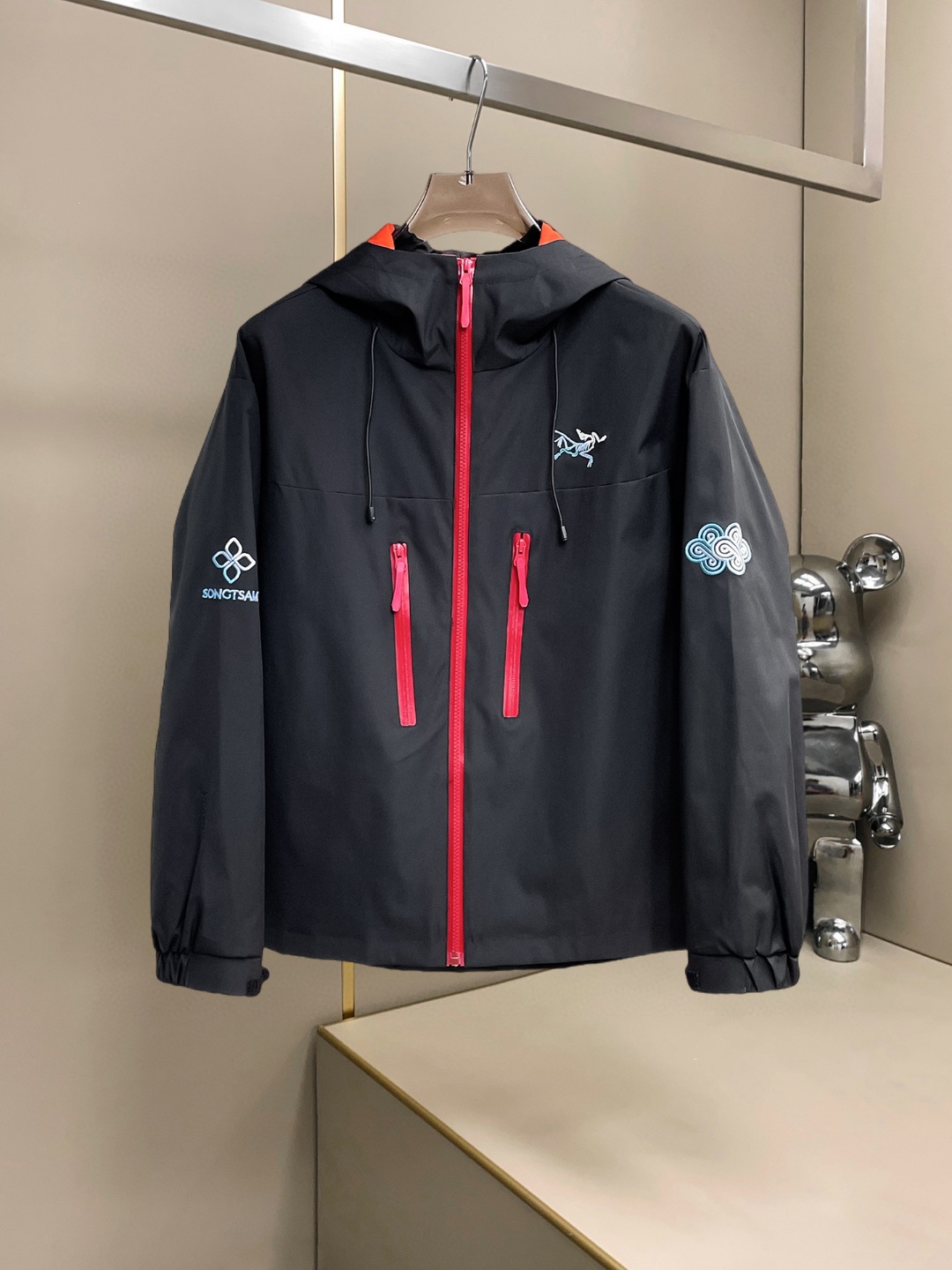 NO:607582,Arc'teryx 2025 autumn new casual jacket, the latest fashionable casual jacket, fashionable jacket! Made of professionally customized technical fabrics, the surface is clean, smooth and shiny, the texture is obvious through the screen, the upper body is comfortable, light and not stuffy, giving you the most enjoyable wearing experience!  Exquisite accessories Logo accessories!  It perfectly improves the overall sense of luxury and class, and you can get the high-end luxury atmosphere at a glance! The basic and conventional hooded jacket is cut in a basic and conventional style. The upper body is versatile, simple and not picky. It can easily cope with various occasions and environments. It is undoubtedly a must-have product for daily commuting! Please indicate your height and weight when ordering sizes M-3XL!  ,arc'teryx,jackets & coats,jackets & coats,hats,alexander wang19860909始祖鸟 2025秋季新款休闲夹克外套,最新时尚休闲夹克,时尚夹克外套!专业定制的科技面料制成,表面整洁光滑且富有光泽,质感透过屏幕都显而易见,上身舒适轻盈不闷热, 给你最为享受的穿着体验！精致辅料Logo配饰！完美提升了整体的奢华档次感,一眼就能Get到的高端奢华气息!基础常规的连帽夹克版型裁剪,上身百搭简约不挑人,轻松应对各种场合与环境,属于日常通勤必备的臻品无疑!尺码M-3XL下单报身高体重！,arc'teryx,jackets & coats,jackets & coats,hats,alexander wang,Men's clothing