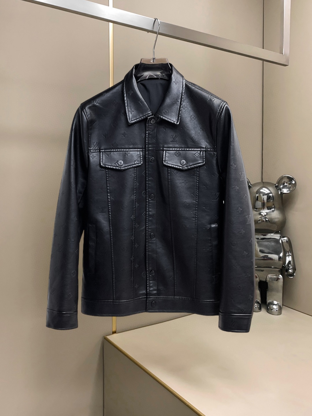 NO:607628,Same style as on LV official website, on sale in advance!  2025ss autumn new men's leather jacket, original three-standard high-end version!  With hidden hood, custom-made fabrics at the counter, highly breathable and comfortable, impeccable details, brand element design concept, reflecting high quality. It feels delicate and soft!  It presents a casual cut and the upper body shape is awesome!  Size M～3XL, maximum wear is 195kg.,,louis vuitton,jackets & coats,jackets & coats,leather jacket,hats,alexander wang19860909LV 官网同款,提前发售！2025ss秋季新款男士皮衣夹克外套,原单三标齐全高端版本！带隐藏帽,专柜定制面料 透气舒适度高,细节无可挑剔,品牌元素设计理念,体现高品质.手感细腻柔软！呈现休闲裁剪,上身版型超赞！码数M～3XL,最大穿195斤.,,louis vuitton,jackets & coats,jackets & coats,leather jacket,hats,alexander wang,Men's clothing