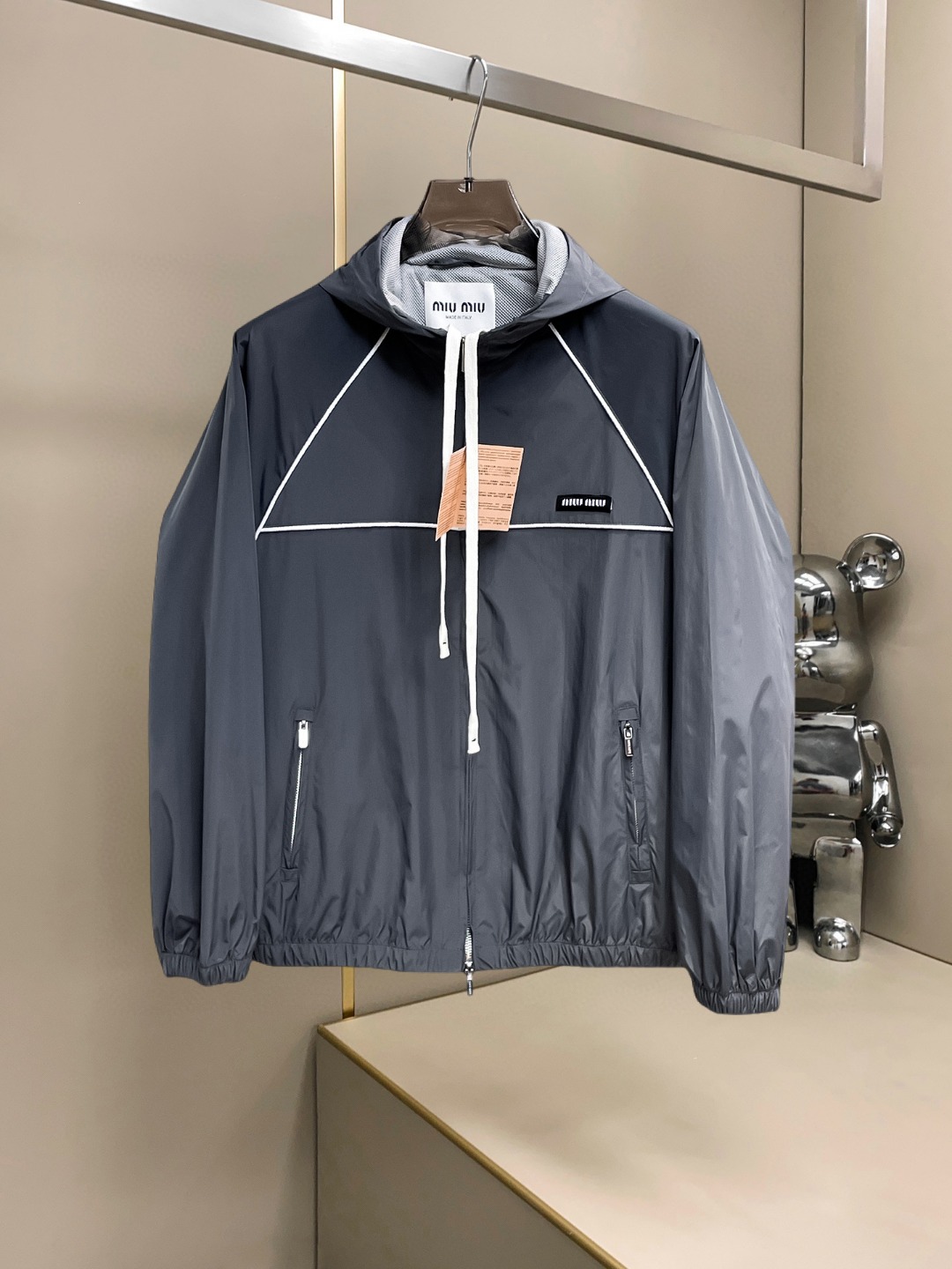 NO:607586,miumiu 2025 autumn new casual jacket, the latest fashionable casual jacket, fashionable jacket! Made of professionally customized technical fabrics, the surface is clean, smooth and shiny, the texture is obvious through the screen, the upper body is comfortable, light and not stuffy, giving you the most enjoyable wearing experience!  Exquisite accessories Logo accessories!  It perfectly improves the overall sense of luxury and class, and you can get the high-end luxury atmosphere at a glance! The basic and conventional hooded jacket is cut in a basic and conventional style. The upper body is versatile, simple and not picky. It can easily cope with various occasions and environments. It is undoubtedly a must-have product for daily commuting! Please indicate your height and weight when ordering sizes M-3XL!  ,,miumiu,jackets & coats,jackets & coats,hats,alexander wang19860909miumiu 2025秋季新款休闲夹克外套,最新时尚休闲夹克,时尚夹克外套!专业定制的科技面料制成,表面整洁光滑且富有光泽,质感透过屏幕都显而易见,上身舒适轻盈不闷热, 给你最为享受的穿着体验！精致辅料Logo配饰！完美提升了整体的奢华档次感,一眼就能Get到的高端奢华气息!基础常规的连帽夹克版型裁剪,上身百搭简约不挑人,轻松应对各种场合与环境,属于日常通勤必备的臻品无疑!尺码M-3XL下单报身高体重！,,miumiu,jackets & coats,jackets & coats,hats,alexander wang,Men's clothing