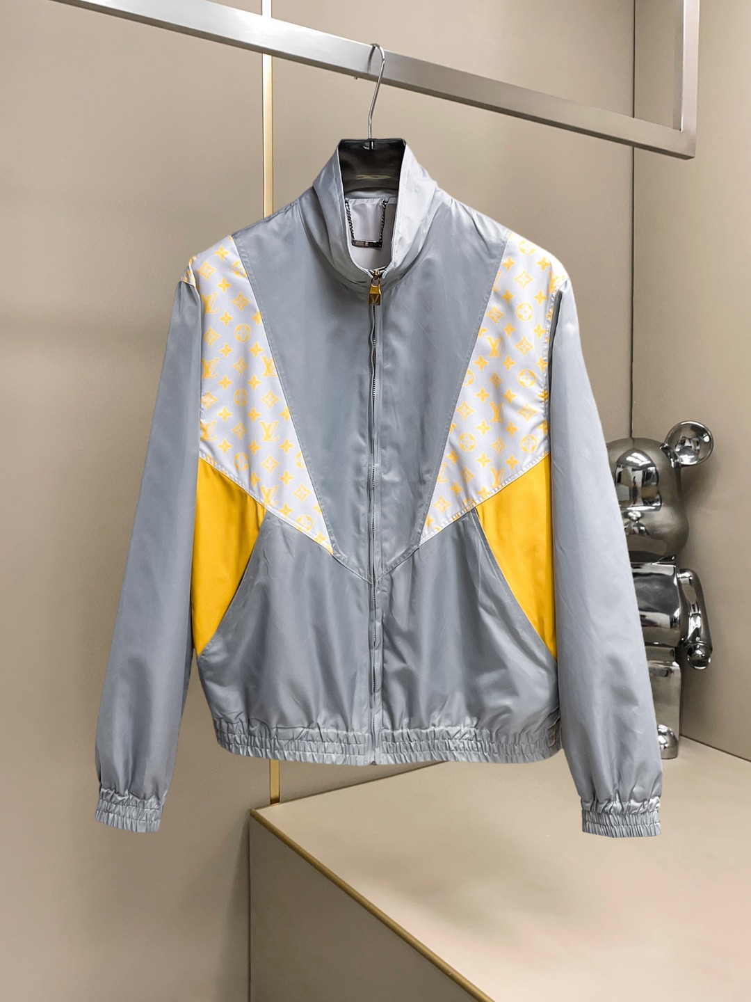 NO:607598,LV 2025 autumn new casual jacket, the latest fashionable casual jacket, fashionable jacket! Made of professionally customized technical fabrics, the surface is clean, smooth and shiny, the texture is obvious through the screen, the upper body is comfortable, light and not stuffy, giving you the most enjoyable wearing experience!  Exquisite accessories Logo accessories!  It perfectly improves the overall sense of luxury and class, and you can get the high-end luxury atmosphere at a glance! The basic and conventional hooded jacket is cut in a basic and conventional style. The upper body is versatile, simple and not picky. It can easily cope with various occasions and environments. It is undoubtedly a must-have product for daily commuting! Please indicate your height and weight when ordering sizes M-3XL!  ,,louis vuitton,jackets & coats,jackets & coats,hats,alexander wang19860909LV 2025秋季新款休闲夹克外套,最新时尚休闲夹克,时尚夹克外套!专业定制的科技面料制成,表面整洁光滑且富有光泽,质感透过屏幕都显而易见,上身舒适轻盈不闷热, 给你最为享受的穿着体验！精致辅料Logo配饰！完美提升了整体的奢华档次感,一眼就能Get到的高端奢华气息!基础常规的连帽夹克版型裁剪,上身百搭简约不挑人,轻松应对各种场合与环境,属于日常通勤必备的臻品无疑!尺码M-3XL下单报身高体重！,,louis vuitton,jackets & coats,jackets & coats,hats,alexander wang,Men's clothing