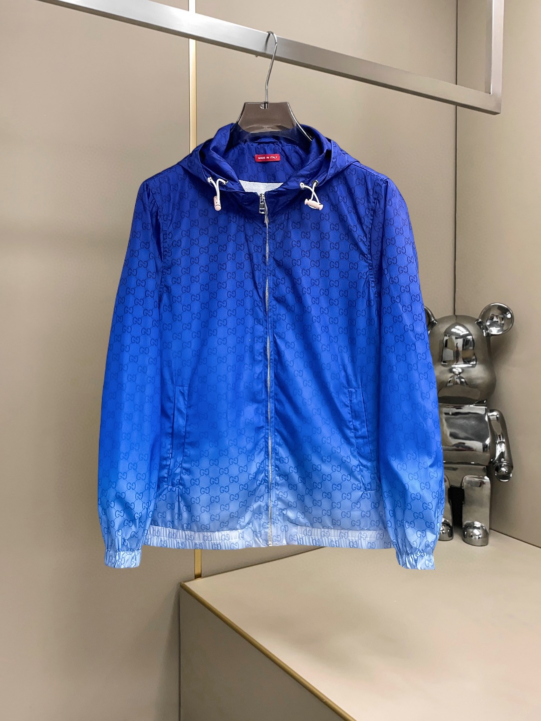 NO:607592,Gucci 2025 autumn new casual jacket, the latest fashionable casual jacket, fashionable jacket! Made of professionally customized technical fabrics, the surface is clean, smooth and shiny, the texture is obvious through the screen, the upper body is comfortable, light and not stuffy, giving you the most enjoyable wearing experience!  Exquisite accessories Logo accessories!  It perfectly improves the overall sense of luxury and class, and you can get the high-end luxury atmosphere at a glance! The basic and conventional hooded jacket is cut in a basic and conventional style. The upper body is versatile, simple and not picky. It can easily cope with various occasions and environments. It is undoubtedly a must-have product for daily commuting! Please indicate your height and weight when ordering sizes M-3XL!  ,,jackets & coats,jackets & coats,hats,alexander wang19860909古奇 2025秋季新款休闲夹克外套,最新时尚休闲夹克,时尚夹克外套!专业定制的科技面料制成,表面整洁光滑且富有光泽,质感透过屏幕都显而易见,上身舒适轻盈不闷热, 给你最为享受的穿着体验！精致辅料Logo配饰！完美提升了整体的奢华档次感,一眼就能Get到的高端奢华气息!基础常规的连帽夹克版型裁剪,上身百搭简约不挑人,轻松应对各种场合与环境,属于日常通勤必备的臻品无疑!尺码M-3XL下单报身高体重！,,jackets & coats,jackets & coats,hats,alexander wang,Men's clothing