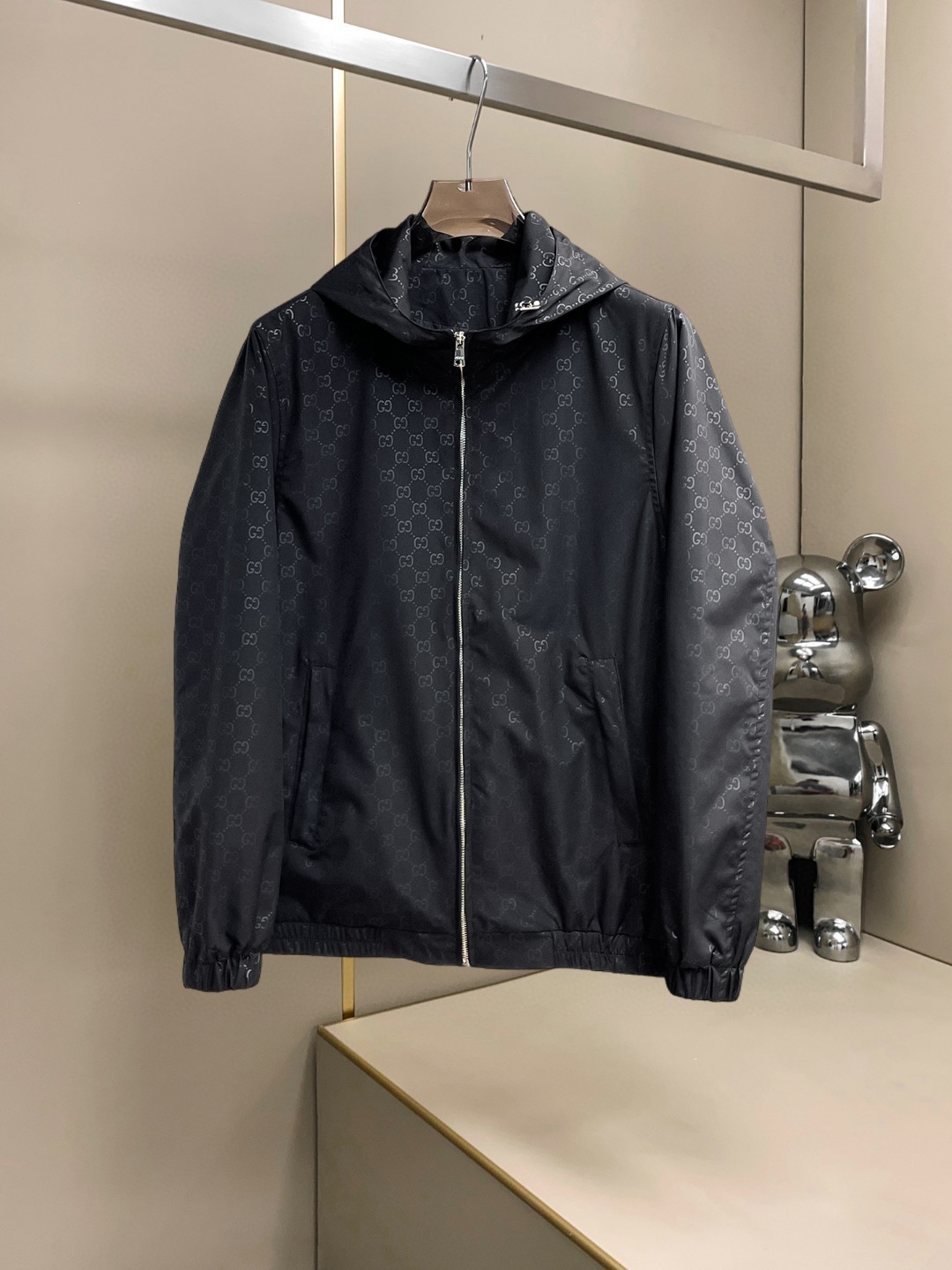 NO:607604,Gucci 2025 autumn new casual jacket, the latest fashionable casual jacket, fashionable jacket! Made of professionally customized technical fabrics, the surface is clean, smooth and shiny, the texture is obvious through the screen, the upper body is comfortable, light and not stuffy, giving you the most enjoyable wearing experience!  Exquisite accessories Logo accessories!  It perfectly improves the overall sense of luxury and class, and you can get the high-end luxury atmosphere at a glance! The basic and conventional hooded jacket is cut in a basic and conventional style. The upper body is versatile, simple and not picky. It can easily cope with various occasions and environments. It is undoubtedly a must-have product for daily commuting! Please indicate your height and weight when ordering sizes M-3XL!  ,,jackets & coats,jackets & coats,hats,alexander wang19860909古奇 2025秋季新款休闲夹克外套,最新时尚休闲夹克,时尚夹克外套!专业定制的科技面料制成,表面整洁光滑且富有光泽,质感透过屏幕都显而易见,上身舒适轻盈不闷热, 给你最为享受的穿着体验！精致辅料Logo配饰！完美提升了整体的奢华档次感,一眼就能Get到的高端奢华气息!基础常规的连帽夹克版型裁剪,上身百搭简约不挑人,轻松应对各种场合与环境,属于日常通勤必备的臻品无疑!尺码M-3XL下单报身高体重！,,jackets & coats,jackets & coats,hats,alexander wang,Men's clothing