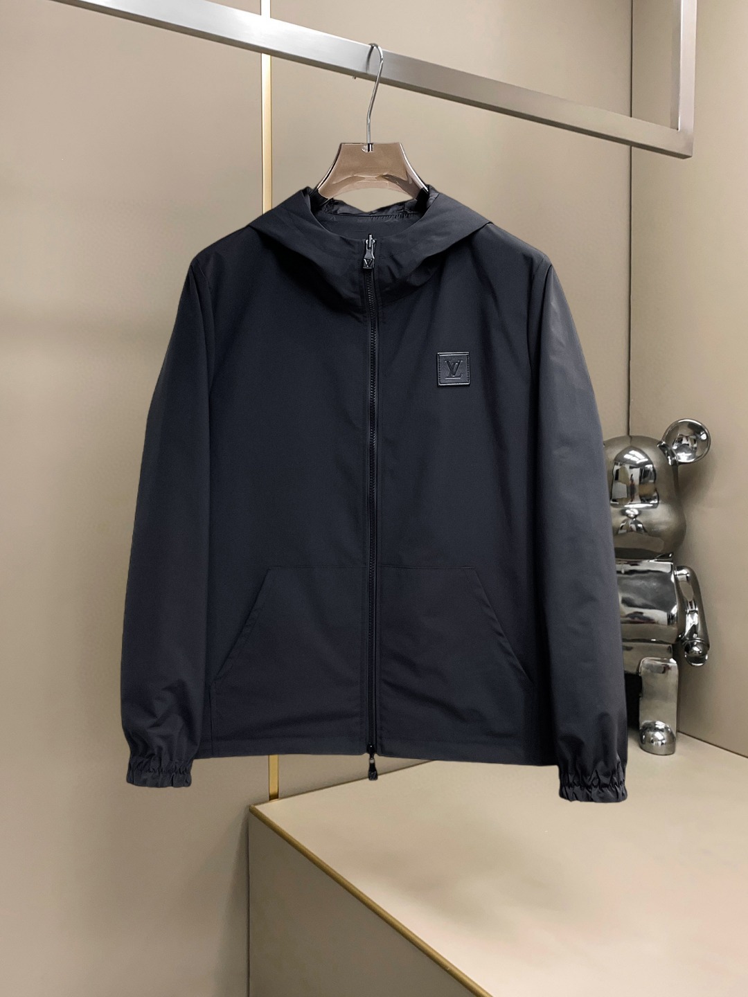 NO:607616,Lv 2025 autumn new casual jacket, the latest fashionable casual jacket, fashionable jacket! Made of professionally customized technical fabrics, the surface is clean, smooth and shiny, the texture is obvious through the screen, the upper body is comfortable, light and not stuffy, giving you the most enjoyable wearing experience!  Exquisite accessories Logo accessories!  It perfectly improves the overall sense of luxury and class, and you can get the high-end luxury atmosphere at a glance! The basic and conventional hooded jacket is cut in a basic and conventional style. The upper body is versatile, simple and not picky. It can easily cope with various occasions and environments. It is undoubtedly a must-have product for daily commuting! Please indicate your height and weight when ordering sizes M-3XL!  ,,louis vuitton,jackets & coats,jackets & coats,hats,alexander wang19860909Lv 2025秋季新款休闲夹克外套,最新时尚休闲夹克,时尚夹克外套!专业定制的科技面料制成,表面整洁光滑且富有光泽,质感透过屏幕都显而易见,上身舒适轻盈不闷热, 给你最为享受的穿着体验！精致辅料Logo配饰！完美提升了整体的奢华档次感,一眼就能Get到的高端奢华气息!基础常规的连帽夹克版型裁剪,上身百搭简约不挑人,轻松应对各种场合与环境,属于日常通勤必备的臻品无疑!尺码M-3XL下单报身高体重！,,louis vuitton,jackets & coats,jackets & coats,hats,alexander wang,Men's clothing