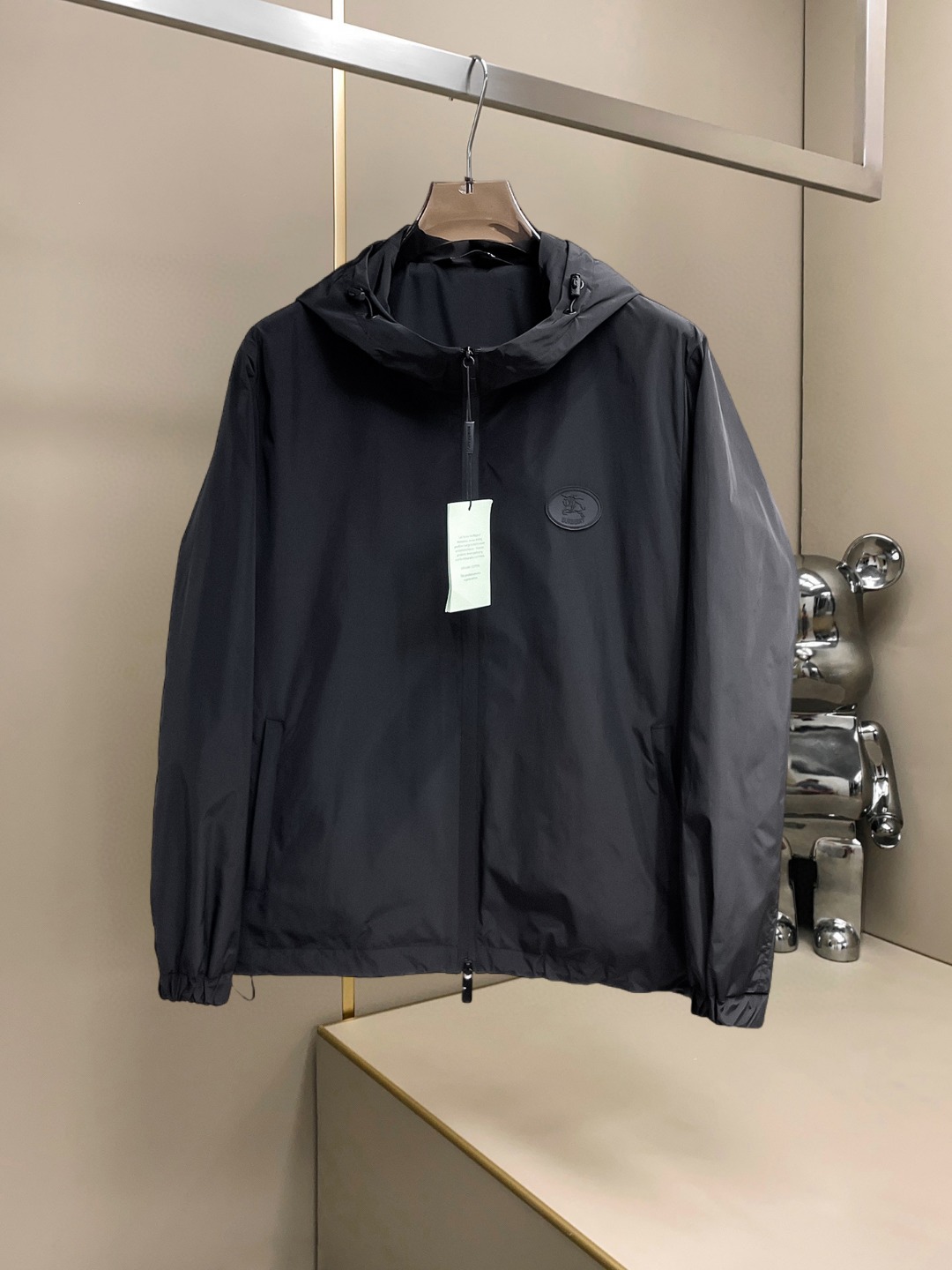 NO:607622,Burberry's new 2025 autumn casual jacket, the latest fashionable casual jacket, fashionable jacket! Made of professionally customized technical fabrics, the surface is clean, smooth and shiny, the texture is obvious through the screen, the upper body is comfortable, light and not stuffy, giving you the most enjoyable wearing experience!  Exquisite accessories Logo accessories!  It perfectly improves the overall sense of luxury and class, and you can get the high-end luxury atmosphere at a glance! The basic and conventional hooded jacket is cut in a basic and conventional style. The upper body is versatile, simple and not picky. It can easily cope with various occasions and environments. It is undoubtedly a must-have product for daily commuting! Please indicate your height and weight when ordering sizes M-3XL!  ,,burberry,jackets & coats,jackets & coats,hats,alexander wang19860909巴宝莉 2025秋季新款休闲夹克外套,最新时尚休闲夹克,时尚夹克外套!专业定制的科技面料制成,表面整洁光滑且富有光泽,质感透过屏幕都显而易见,上身舒适轻盈不闷热, 给你最为享受的穿着体验！精致辅料Logo配饰！完美提升了整体的奢华档次感,一眼就能Get到的高端奢华气息!基础常规的连帽夹克版型裁剪,上身百搭简约不挑人,轻松应对各种场合与环境,属于日常通勤必备的臻品无疑!尺码M-3XL下单报身高体重！,,burberry,jackets & coats,jackets & coats,hats,alexander wang,Men's clothing