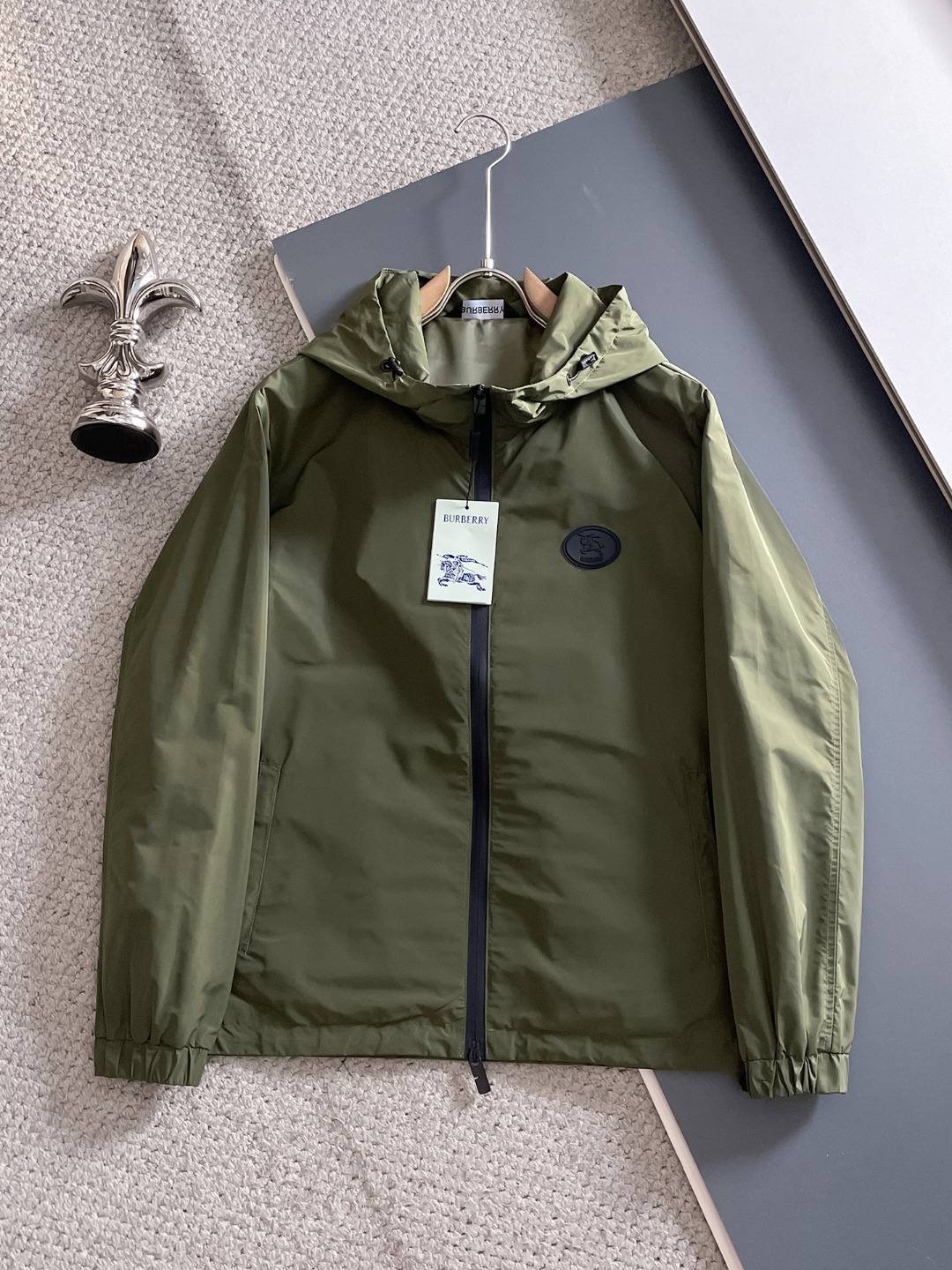 NO:571584,Burberry's 2025 new autumn jacket, the new product on the show is in perfect condition, comfortable and warm, complete with three colors, full and attractive color, very outstanding design, easily upgrades the fashion sense, extremely elegant and rigorous workmanship, neat and meticulous wiring!  A masterpiece from a famous designer!  The upper body does not look bloated and is super handsome!  Available size M ~ 3XL,,burberry,jackets & coats,jackets & coats,alexander wang19860909巴宝莉 2025秋季新款夹克外套,秀场新品品相非常完美,舒适保暖,三标齐全色泽饱满诱人,非常出彩的设计,轻松将时髦感进阶,做工极为考究严谨,走线工整细致！大牌设计师巨作！上身不显臃肿、超级帅气！现货码数M ～ 3XL,,burberry,jackets & coats,jackets & coats,alexander wang,Men's clothing