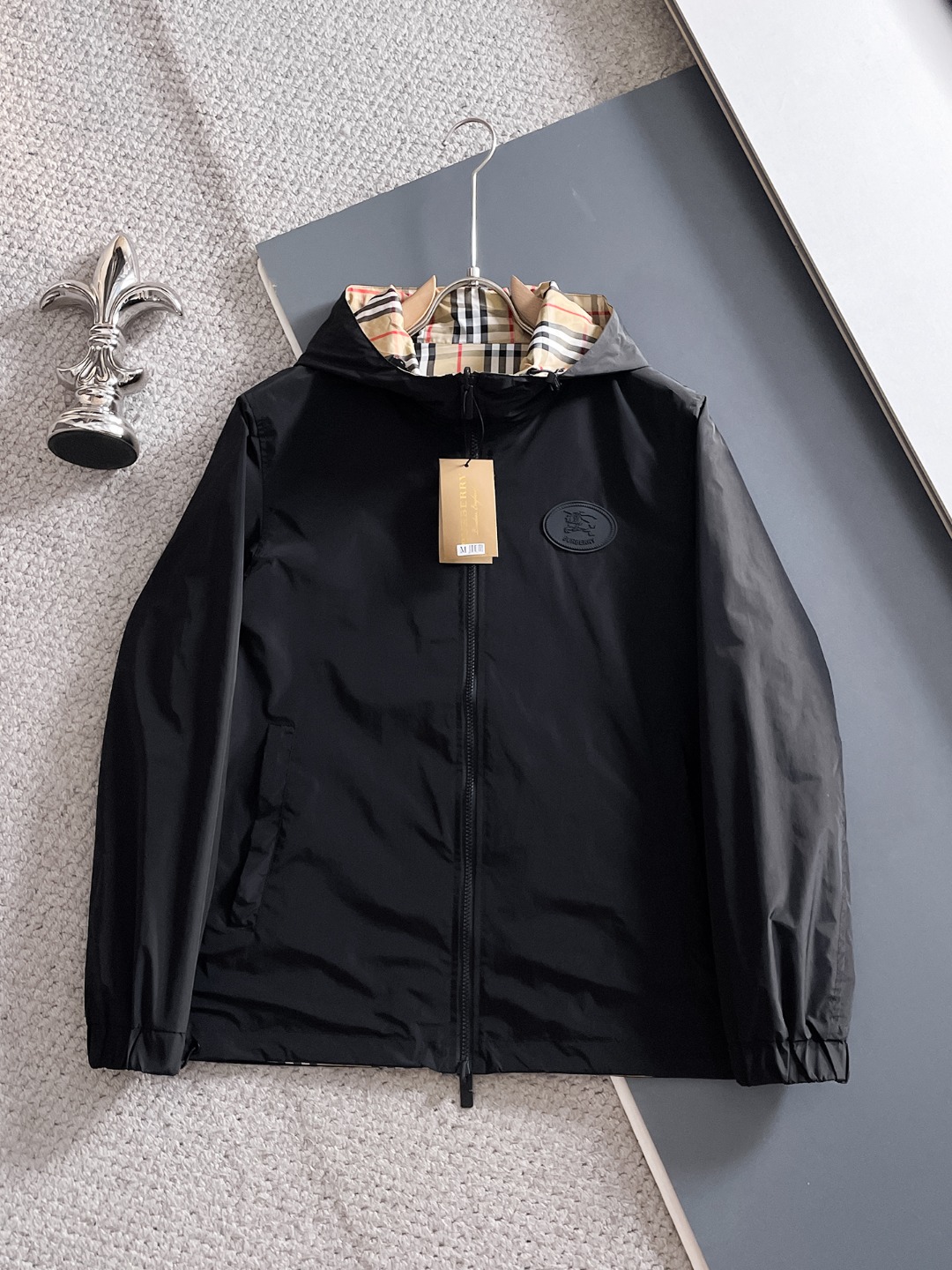 NO:571573,Burberry's 2025 new autumn jacket, the new product on the show is in perfect condition, comfortable and warm, complete with three colors, full and attractive color, very outstanding design, easily upgrades the fashion sense, extremely elegant and rigorous workmanship, neat and meticulous wiring!  A masterpiece from a famous designer!  The upper body does not look bloated and is super handsome!  Available size M ~ 3XL,,burberry,jackets & coats,jackets & coats,alexander wang19860909巴宝莉 2025秋季新款夹克外套,秀场新品品相非常完美,舒适保暖,三标齐全色泽饱满诱人,非常出彩的设计,轻松将时髦感进阶,做工极为考究严谨,走线工整细致！大牌设计师巨作！上身不显臃肿、超级帅气！现货码数M ～ 3XL,,burberry,jackets & coats,jackets & coats,alexander wang,Men's clothing