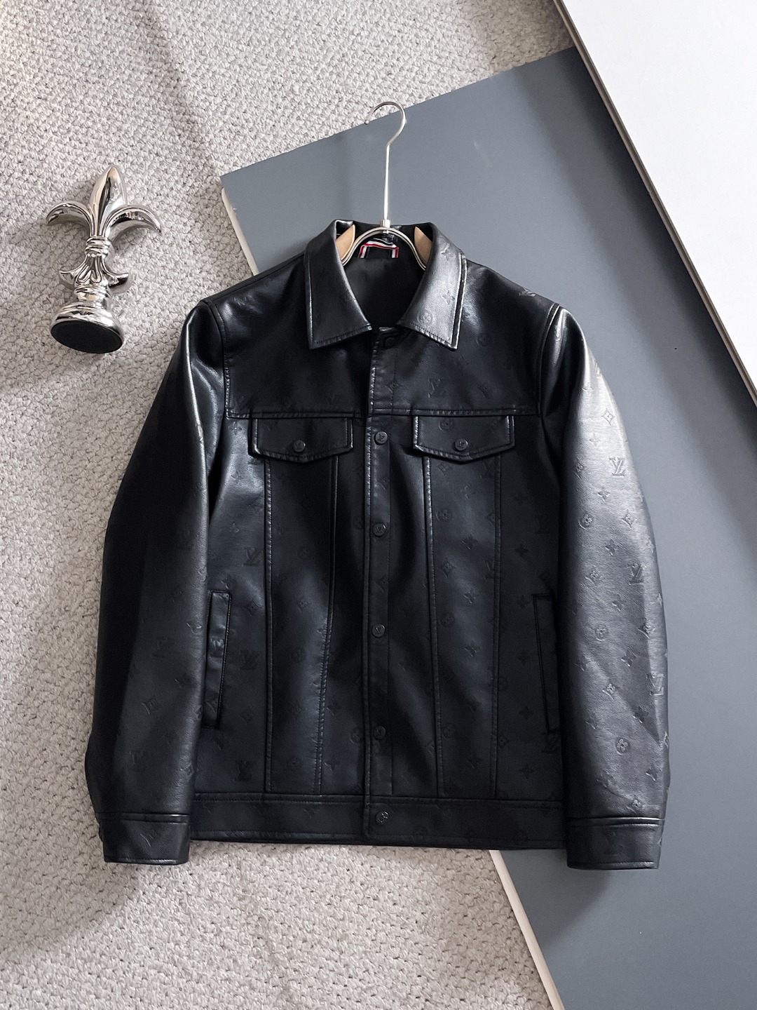 NO:571587,LV 2025 autumn new jacket, the new product on the show is in perfect condition, comfortable and warm, complete with three labels, full and attractive color, very outstanding design, easily upgrades the fashion sense, extremely sophisticated workmanship, neat and meticulous wiring!  A masterpiece from a famous designer!  The upper body does not look bloated and is super handsome!  Available size M ~ 3XL,,louis vuitton,jackets & coats,jackets & coats,alexander wang19860909Lv 2025秋季新款夹克外套,秀场新品品相非常完美,舒适保暖,三标齐全色泽饱满诱人,非常出彩的设计,轻松将时髦感进阶,做工极为考究严谨,走线工整细致！大牌设计师巨作！上身不显臃肿、超级帅气！现货码数M ～ 3XL,,louis vuitton,jackets & coats,jackets & coats,alexander wang,Men's clothing