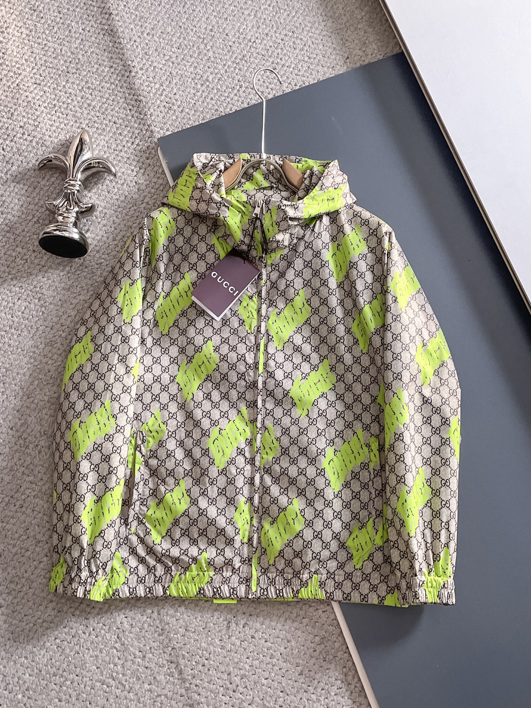 NO:571590,Gucci 2025 new autumn jacket, the new product on the show is in perfect condition, comfortable and warm, complete with three colors, full and attractive color, very outstanding design, easily upgrades the fashion sense, extremely elegant and rigorous workmanship, neat and meticulous wiring!  A masterpiece from a famous designer!  The upper body does not look bloated and is super handsome!  Available size M ~ 3XL,,jackets & coats,jackets & coats,alexander wang19860909古奇 2025秋季新款夹克外套,秀场新品品相非常完美,舒适保暖,三标齐全色泽饱满诱人,非常出彩的设计,轻松将时髦感进阶,做工极为考究严谨,走线工整细致！大牌设计师巨作！上身不显臃肿、超级帅气！现货码数M ～ 3XL,,jackets & coats,jackets & coats,alexander wang,Men's clothing