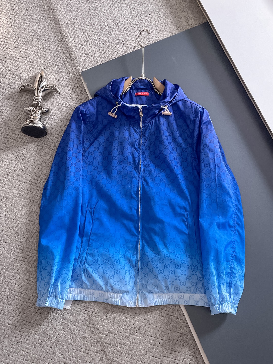 NO:571576,Gucci 2025 new autumn jacket, the new product on the show is in perfect condition, comfortable and warm, complete with three colors, full and attractive color, very outstanding design, easily upgrades the fashion sense, extremely elegant and rigorous workmanship, neat and meticulous wiring!  A masterpiece from a famous designer!  The upper body does not look bloated and is super handsome!  Available size M ~ 3XL,,jackets & coats,jackets & coats,alexander wang19860909古奇 2025秋季新款夹克外套,秀场新品品相非常完美,舒适保暖,三标齐全色泽饱满诱人,非常出彩的设计,轻松将时髦感进阶,做工极为考究严谨,走线工整细致！大牌设计师巨作！上身不显臃肿、超级帅气！现货码数M ～ 3XL,,jackets & coats,jackets & coats,alexander wang,Men's clothing