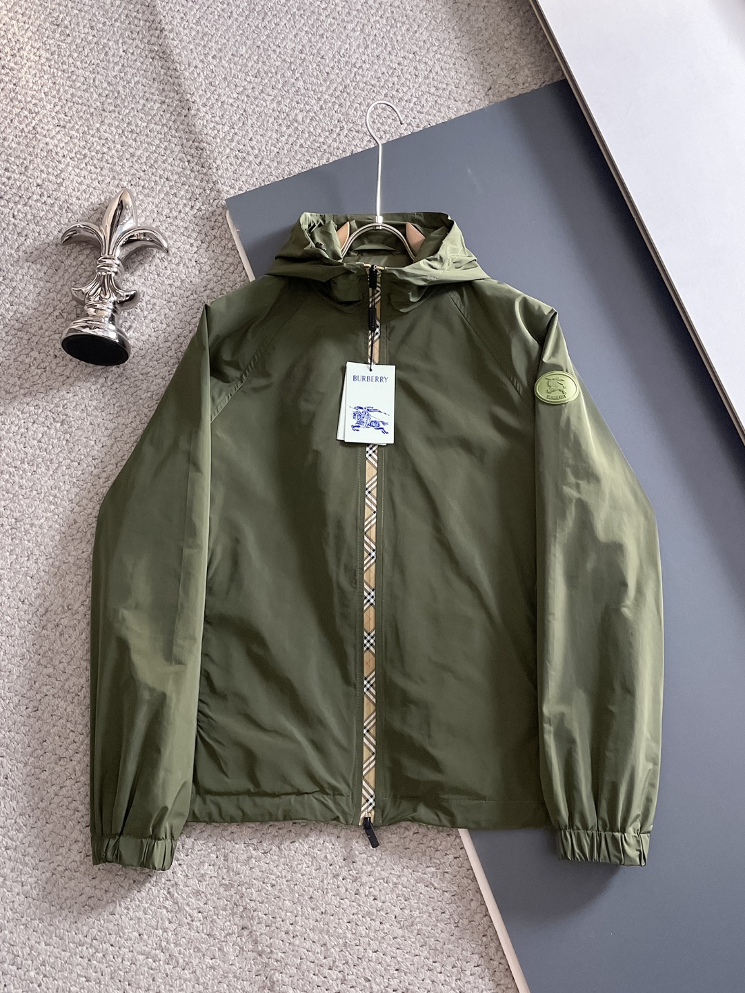 NO:571596,Burberry's 2025 new autumn jacket, the new product on the show is in perfect condition, comfortable and warm, complete with three colors, full and attractive color, very outstanding design, easily upgrades the fashion sense, extremely elegant and rigorous workmanship, neat and meticulous wiring!  A masterpiece from a famous designer!  The upper body does not look bloated and is super handsome!  Available size M ~ 3XL,,burberry,jackets & coats,jackets & coats,alexander wang19860909巴宝莉 2025秋季新款夹克外套,秀场新品品相非常完美,舒适保暖,三标齐全色泽饱满诱人,非常出彩的设计,轻松将时髦感进阶,做工极为考究严谨,走线工整细致！大牌设计师巨作！上身不显臃肿、超级帅气！现货码数M ～ 3XL,,burberry,jackets & coats,jackets & coats,alexander wang,Men's clothing