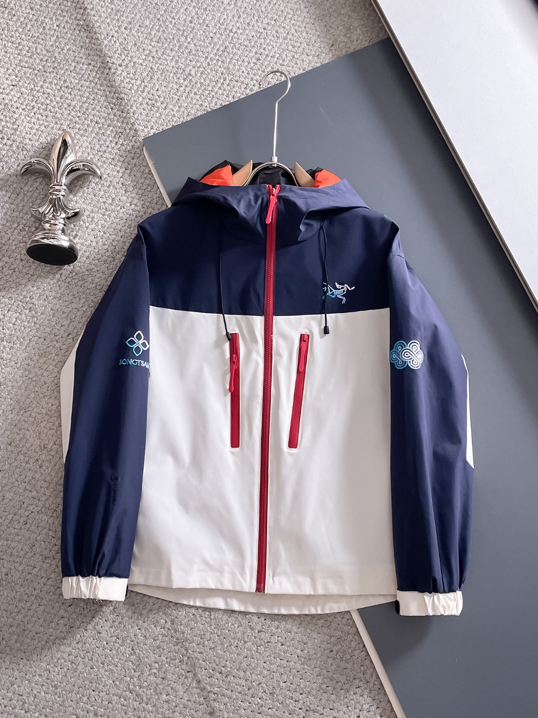 NO:571581,Arc'teryx 2025 new autumn jacket, the new product on the show is in perfect condition, comfortable and warm, complete with three colors, full and attractive color, very outstanding design, easily upgrades the fashion sense, extremely elegant and rigorous workmanship, neat and meticulous wiring!  A masterpiece from a famous designer!  The upper body does not look bloated and is super handsome!  Available size M ~ 3XL,arc'teryx,jackets & coats,jackets & coats,alexander wang19860909始祖鸟 2025秋季新款夹克外套,秀场新品品相非常完美,舒适保暖,三标齐全色泽饱满诱人,非常出彩的设计,轻松将时髦感进阶,做工极为考究严谨,走线工整细致！大牌设计师巨作！上身不显臃肿、超级帅气！现货码数M ～ 3XL,arc'teryx,jackets & coats,jackets & coats,alexander wang,Men's clothing