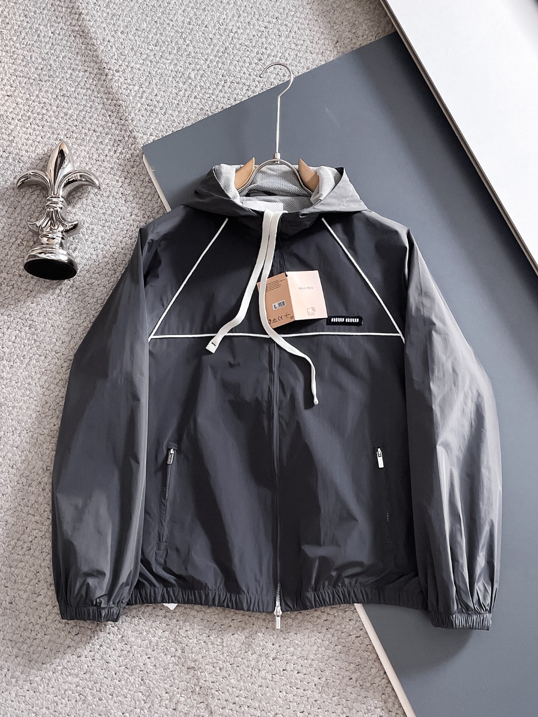 NO:571599,miumiu 2025 new autumn jacket, the new product on the show is in perfect condition, comfortable and warm, complete with three colors, full and attractive color, very outstanding design, easily upgrades the fashion sense, extremely elegant and rigorous workmanship, neat and meticulous wiring!  A masterpiece from a famous designer!  The upper body does not look bloated and is super handsome!  Available size M ~ 3XL,,miumiu,jackets & coats,jackets & coats,alexander wang19860909miumiu 2025秋季新款夹克外套,秀场新品品相非常完美,舒适保暖,三标齐全色泽饱满诱人,非常出彩的设计,轻松将时髦感进阶,做工极为考究严谨,走线工整细致！大牌设计师巨作！上身不显臃肿、超级帅气！现货码数M ～ 3XL,,miumiu,jackets & coats,jackets & coats,alexander wang,Men's clothing