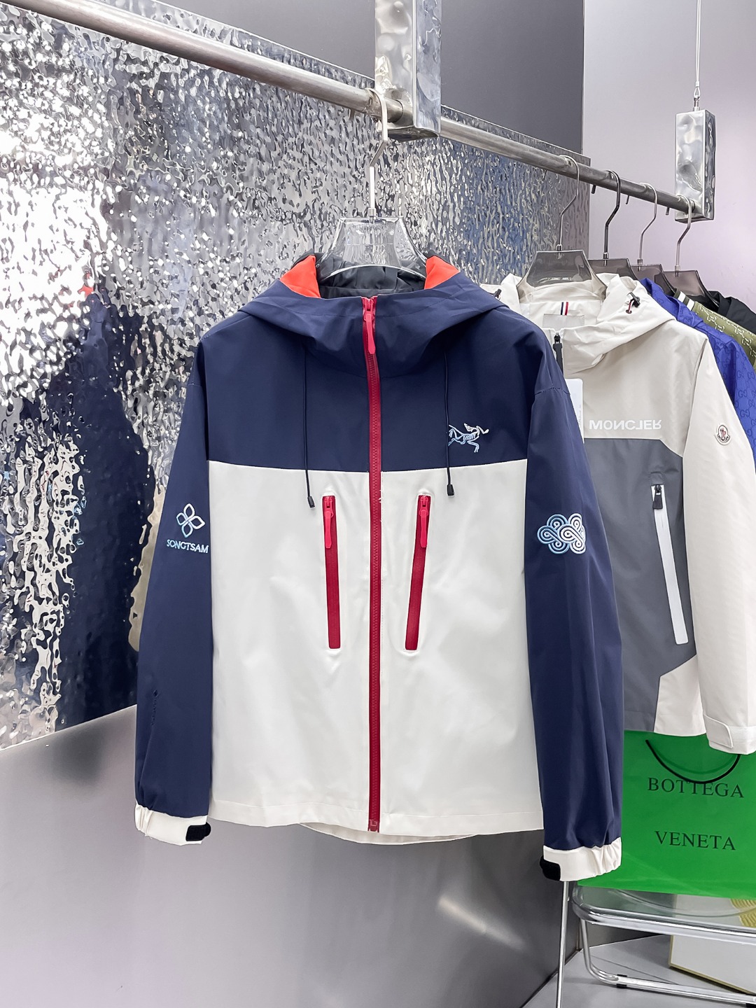 NO:537188,Archaeopteryx 2025 autumn new jacket, the new product on the show is perfect, comfortable and warm, the three standards are complete in color and full and attractive, and the very outstanding design easily advances the sense of fashion. The workmanship is extremely exquisite and rigorous, and the wiring is neat and meticulous!  A masterpiece of a big-name designer!  The upper body doesn't look bloated and super handsome!  Spot code M ~ 3XL,arc'teryx,jackets & coats,jackets & coats,alexander wang19860909始祖鸟 2025秋季新款夹克外套,秀场新品品相非常完美,舒适保暖,三标齐全色泽饱满诱人,非常出彩的设计,轻松将时髦感进阶,做工极为考究严谨,走线工整细致！大牌设计师巨作！上身不显臃肿、超级帅气！现货码数M ～ 3XL,arc'teryx,jackets & coats,jackets & coats,alexander wang,Men's clothing