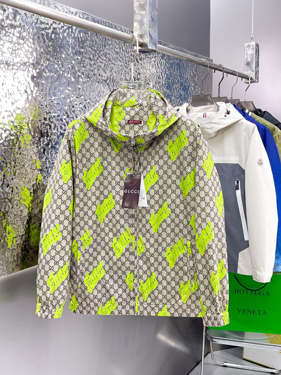 NO:733477,Gucci 2026 spring new jacket, the new product on the show is in perfect condition, comfortable and warm, complete with three labels, full and attractive color, very outstanding design, easily upgrades the fashion sense, extremely elegant and rigorous workmanship, neat and meticulous wiring!  A masterpiece from a famous designer!  The upper body does not look bloated and is super handsome!  Available sizes M ~ 3XL,,jackets & coats,jackets & coats,19860909古奇 2026春季新款夹克外套,秀场新品品相非常完美,舒适保暖,三标齐全色泽饱满诱人,非常出彩的设计,轻松将时髦感进阶,做工极为考究严谨,走线工整细致！大牌设计师巨作！上身不显臃肿、超级帅气！现货码数M ～ 3XL,,jackets & coats,jackets & coats,,Men's clothing