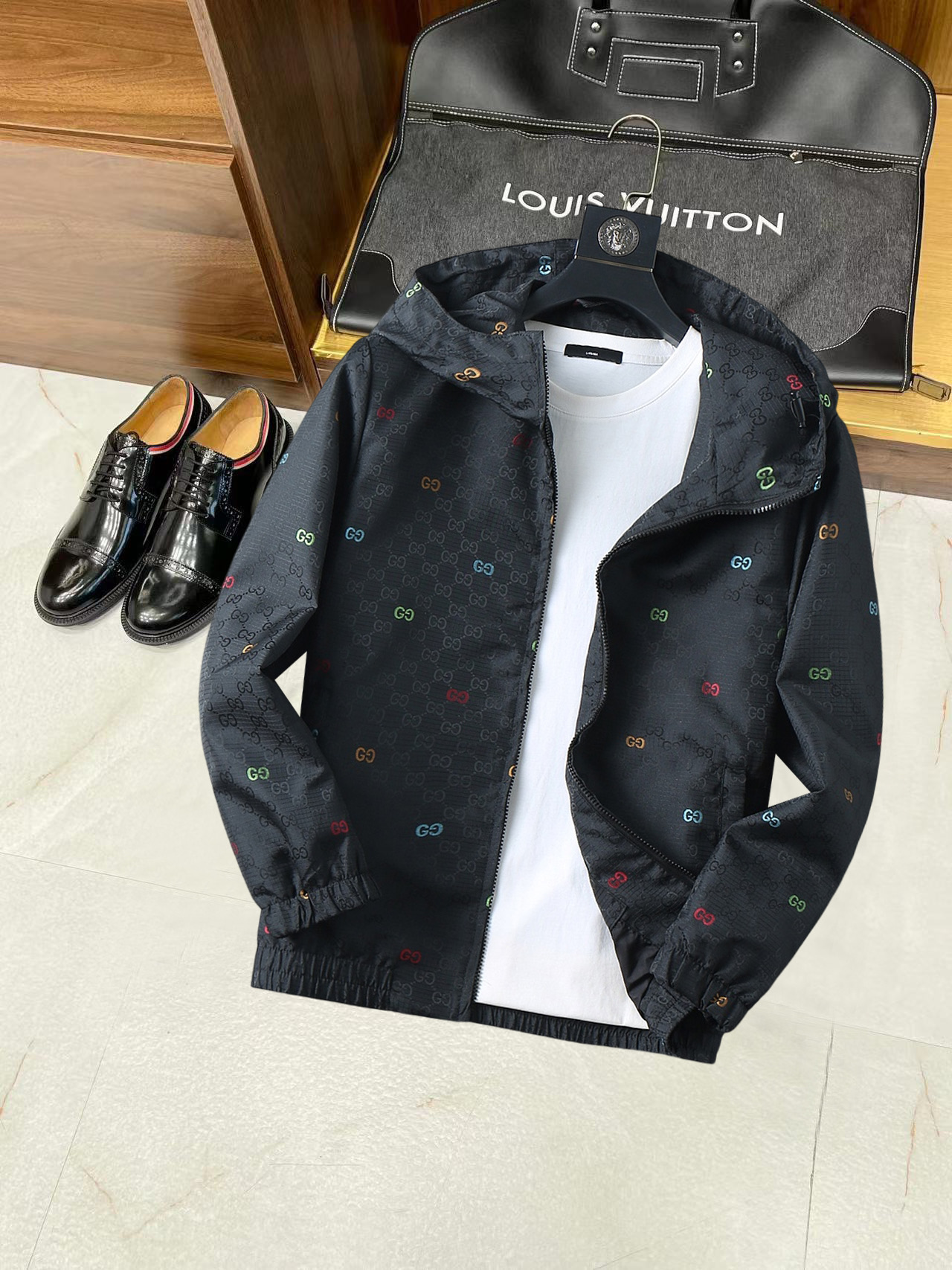 NO:538035,Guqi 2025 autumn new jacket jacket, the new product on the show is perfect, comfortable and warm, the three standards are complete in color and full and attractive, and the very outstanding design easily advances the sense of fashion, the workmanship is extremely exquisite and rigorous, and the wiring is neat and meticulous!  A masterpiece of a big-name designer!  The upper body doesn't look bloated and super handsome!  Spot code M ~ 3XL,,jackets & coats,jackets & coats,alexander wang19860909古奇 2025秋季新款夹克外套,秀场新品品相非常完美,舒适保暖,三标齐全色泽饱满诱人,非常出彩的设计,轻松将时髦感进阶,做工极为考究严谨,走线工整细致！大牌设计师巨作！上身不显臃肿、超级帅气！现货码数M ～ 3XL,,jackets & coats,jackets & coats,alexander wang,Men's clothing