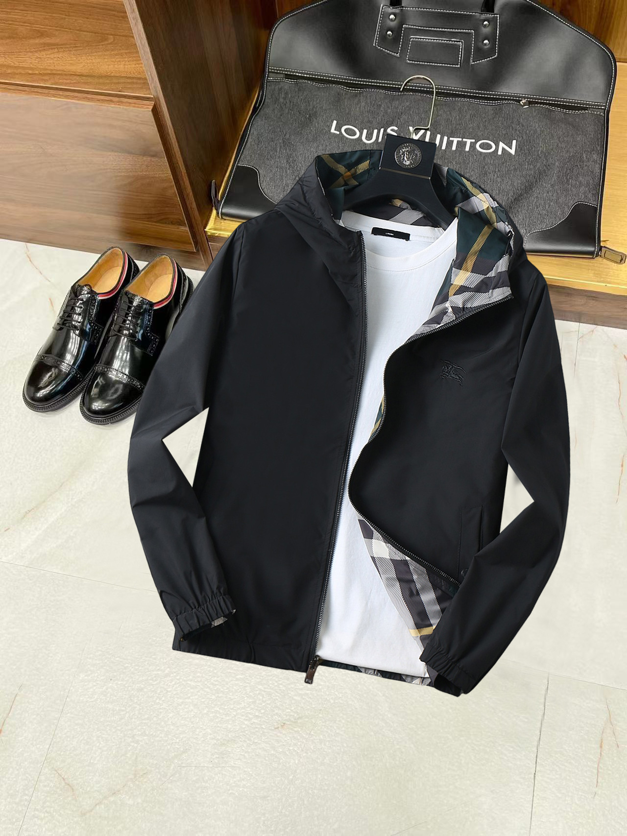 NO:538037,Burberry's 2025 autumn new jacket jacket, the new product on the show is perfect, comfortable and warm, the three-standard complete colors and full and attractive, and the very outstanding design easily advances the sense of fashion, the workmanship is extremely exquisite and rigorous, and the wiring is neat and meticulous!  A masterpiece of a big-name designer!  The upper body doesn't look bloated and super handsome!  Spot code M ~ 3XL, burberry, jackets & coats, jackets & coats, alexander wang19860909巴宝莉 2025秋季新款夹克外套,秀场新品品相非常完美,舒适保暖,三标齐全色泽饱满诱人,非常出彩的设计,轻松将时髦感进阶,做工极为考究严谨,走线工整细致！大牌设计师巨作！上身不显臃肿、超级帅气！现货码数M ～ 3XL,,burberry,jackets & coats,jackets & coats,alexander wang,Men's clothing