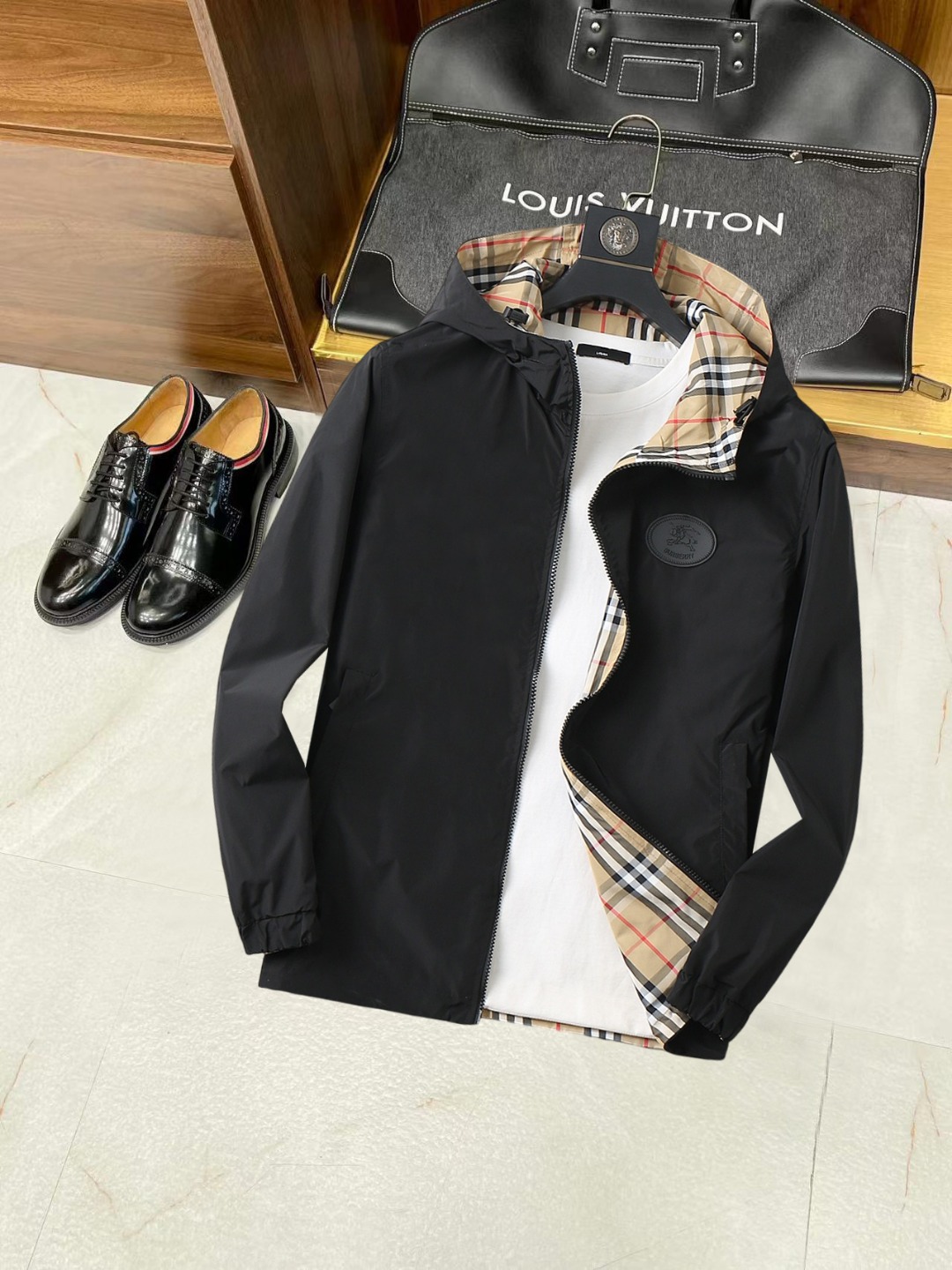 NO:538020,Burberry's 2025 autumn new jacket jacket, the new product on the show is perfect, comfortable and warm, the three-standard complete colors and full and attractive, and the very outstanding design easily advances the sense of fashion, the workmanship is extremely exquisite and rigorous, and the wiring is neat and meticulous!  A masterpiece of a big-name designer!  The upper body doesn't look bloated and super handsome!  Spot code M ~ 3XL, burberry, jackets & coats, jackets & coats, alexander wang19860909巴宝莉 2025秋季新款夹克外套,秀场新品品相非常完美,舒适保暖,三标齐全色泽饱满诱人,非常出彩的设计,轻松将时髦感进阶,做工极为考究严谨,走线工整细致！大牌设计师巨作！上身不显臃肿、超级帅气！现货码数M ～ 3XL,,burberry,jackets & coats,jackets & coats,alexander wang,Men's clothing