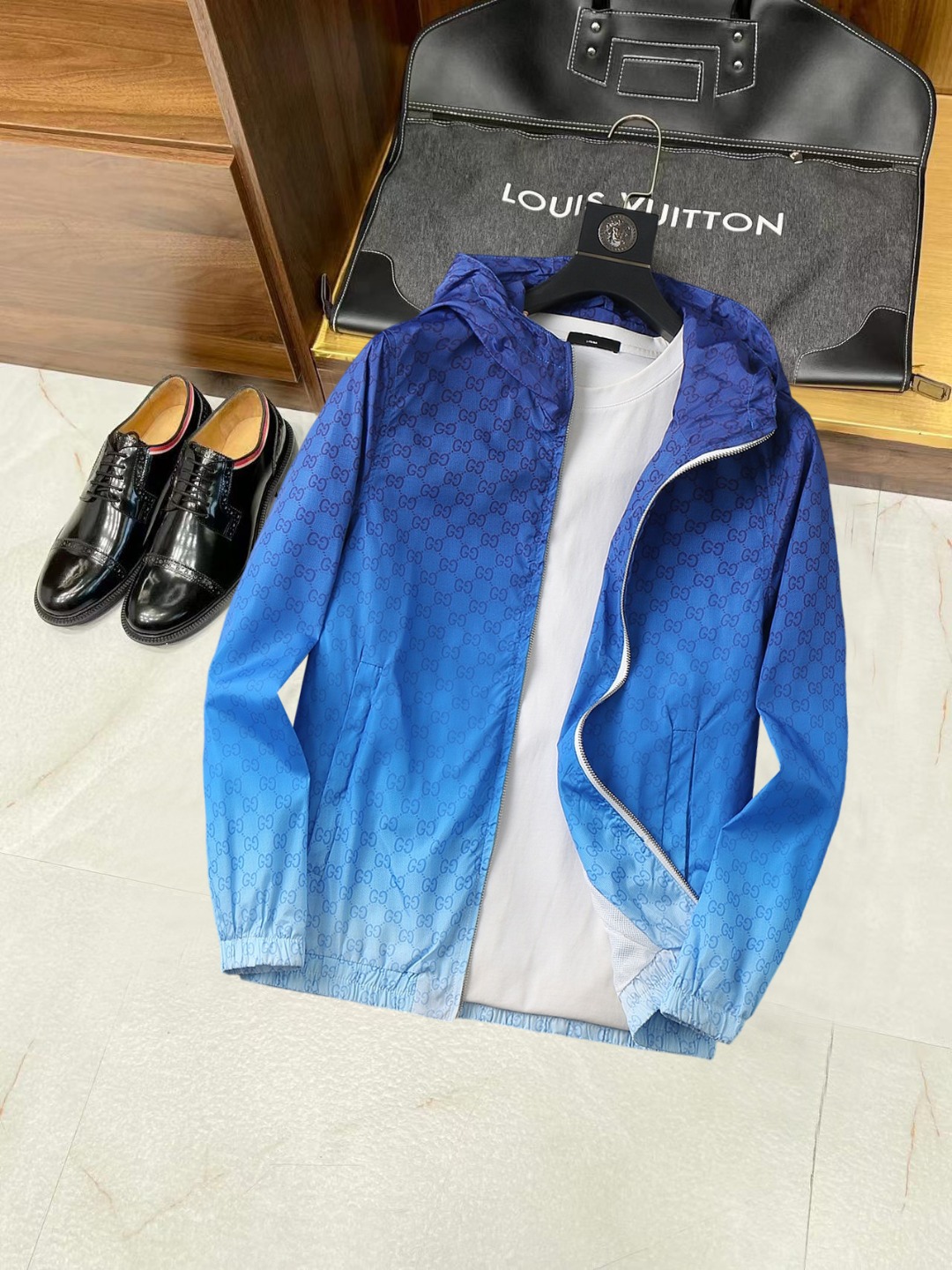 NO:538023,Guqi 2025 autumn new jacket jacket, the new product on the show is perfect, comfortable and warm, the three standards are complete in color and full and attractive, and the very outstanding design easily advances the sense of fashion, the workmanship is extremely exquisite and rigorous, and the wiring is neat and meticulous!  A masterpiece of a big-name designer!  The upper body doesn't look bloated and super handsome!  Spot code M ~ 3XL,,jackets & coats,jackets & coats,alexander wang19860909古奇 2025秋季新款夹克外套,秀场新品品相非常完美,舒适保暖,三标齐全色泽饱满诱人,非常出彩的设计,轻松将时髦感进阶,做工极为考究严谨,走线工整细致！大牌设计师巨作！上身不显臃肿、超级帅气！现货码数M ～ 3XL,,jackets & coats,jackets & coats,alexander wang,Men's clothing