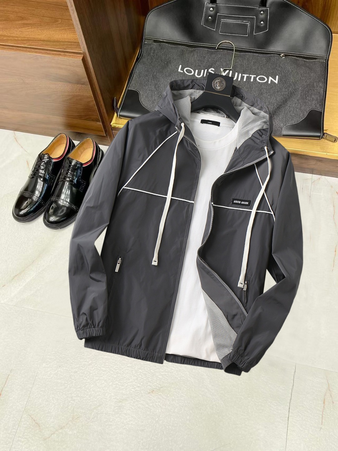 NO:538026,Miumiu 2025 autumn new jacket jacket, the new product on the show is perfect, comfortable and warm, the three standards are complete in color and full and attractive, and the very outstanding design easily advances the sense of fashion, the workmanship is extremely exquisite and rigorous, and the wiring is neat and meticulous!  A masterpiece of a big-name designer!  The upper body doesn't look bloated and super handsome!  Spot code M ~ 3XL,,miumiu,jackets & coats,jackets & coats,alexander wang19860909miumiu 2025秋季新款夹克外套,秀场新品品相非常完美,舒适保暖,三标齐全色泽饱满诱人,非常出彩的设计,轻松将时髦感进阶,做工极为考究严谨,走线工整细致！大牌设计师巨作！上身不显臃肿、超级帅气！现货码数M ～ 3XL,,miumiu,jackets & coats,jackets & coats,alexander wang,Men's clothing