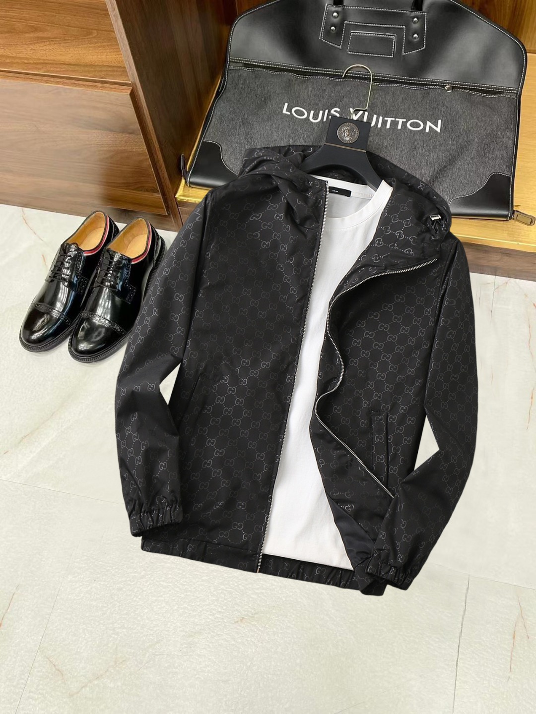 NO:538029,Guqi 2025 autumn new jacket jacket, the new product on the show is perfect, comfortable and warm, the three standards are complete in color and full and attractive, and the very outstanding design easily advances the sense of fashion, the workmanship is extremely exquisite and rigorous, and the wiring is neat and meticulous!  A masterpiece of a big-name designer!  The upper body doesn't look bloated and super handsome!  Spot code M ~ 3XL,,jackets & coats,jackets & coats,alexander wang19860909古奇 2025秋季新款夹克外套,秀场新品品相非常完美,舒适保暖,三标齐全色泽饱满诱人,非常出彩的设计,轻松将时髦感进阶,做工极为考究严谨,走线工整细致！大牌设计师巨作！上身不显臃肿、超级帅气！现货码数M ～ 3XL,,jackets & coats,jackets & coats,alexander wang,Men's clothing