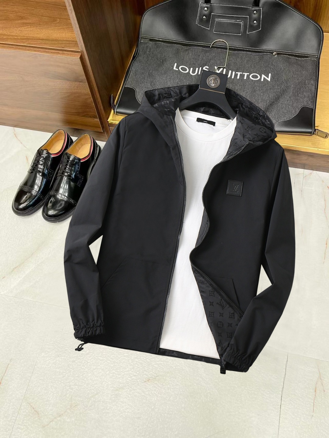 NO:538032,Lv 2025 autumn new jacket jacket, the new product on the show is perfect, comfortable and warm, the three standards are complete in color and full and attractive, and the very outstanding design easily advances the sense of fashion, the workmanship is extremely exquisite and rigorous, and the wiring is neat and meticulous!  A masterpiece of a big-name designer!  The upper body doesn't look bloated and super handsome!  Spot code M ~ 3XL,,louis vuitton,jackets & coats,jackets & coats,alexander wang19860909Lv 2025秋季新款夹克外套,秀场新品品相非常完美,舒适保暖,三标齐全色泽饱满诱人,非常出彩的设计,轻松将时髦感进阶,做工极为考究严谨,走线工整细致！大牌设计师巨作！上身不显臃肿、超级帅气！现货码数M ～ 3XL,,louis vuitton,jackets & coats,jackets & coats,alexander wang,Men's clothing