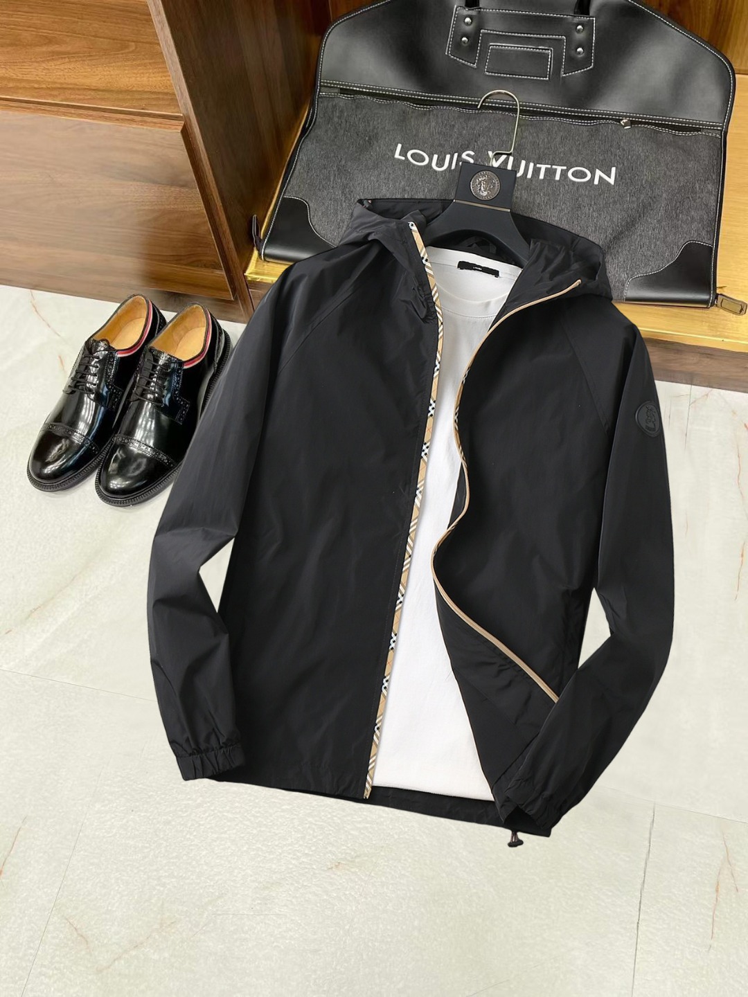 NO:538033,Burberry's 2025 autumn new jacket jacket, the new product on the show is perfect, comfortable and warm, the three-standard complete colors and full and attractive, and the very outstanding design easily advances the sense of fashion, the workmanship is extremely exquisite and rigorous, and the wiring is neat and meticulous!  A masterpiece of a big-name designer!  The upper body doesn't look bloated and super handsome!  Spot code M ~ 3XL, burberry, jackets & coats, jackets & coats, alexander wang19860909巴宝莉 2025秋季新款夹克外套,秀场新品品相非常完美,舒适保暖,三标齐全色泽饱满诱人,非常出彩的设计,轻松将时髦感进阶,做工极为考究严谨,走线工整细致！大牌设计师巨作！上身不显臃肿、超级帅气！现货码数M ～ 3XL,,burberry,jackets & coats,jackets & coats,alexander wang,Men's clothing