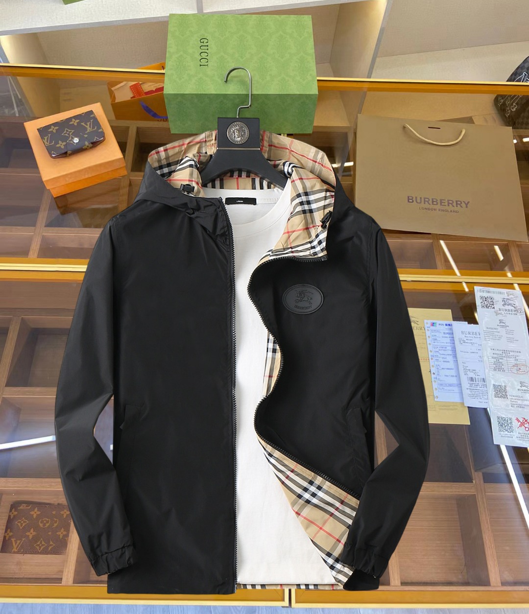 NO:645350,Burberry's 2025 new autumn jacket, the new product on the show is in perfect condition, comfortable and warm, complete with three colors, full and attractive color, very outstanding design, easily upgrades the fashion sense, extremely elegant and rigorous workmanship, neat and meticulous wiring!  A masterpiece from a famous designer!  The upper body does not look bloated and is super handsome!  Available size M ~ XXXL,,burberry,jackets & coats,jackets & coats,alexander wang19860909巴宝莉 2025秋季新款夹克外套,秀场新品品相非常完美,舒适保暖,三标齐全色泽饱满诱人,非常出彩的设计,轻松将时髦感进阶,做工极为考究严谨,走线工整细致！大牌设计师巨作！上身不显臃肿、超级帅气！现货码数M ～ XXXL,,burberry,jackets & coats,jackets & coats,alexander wang,Men's clothing