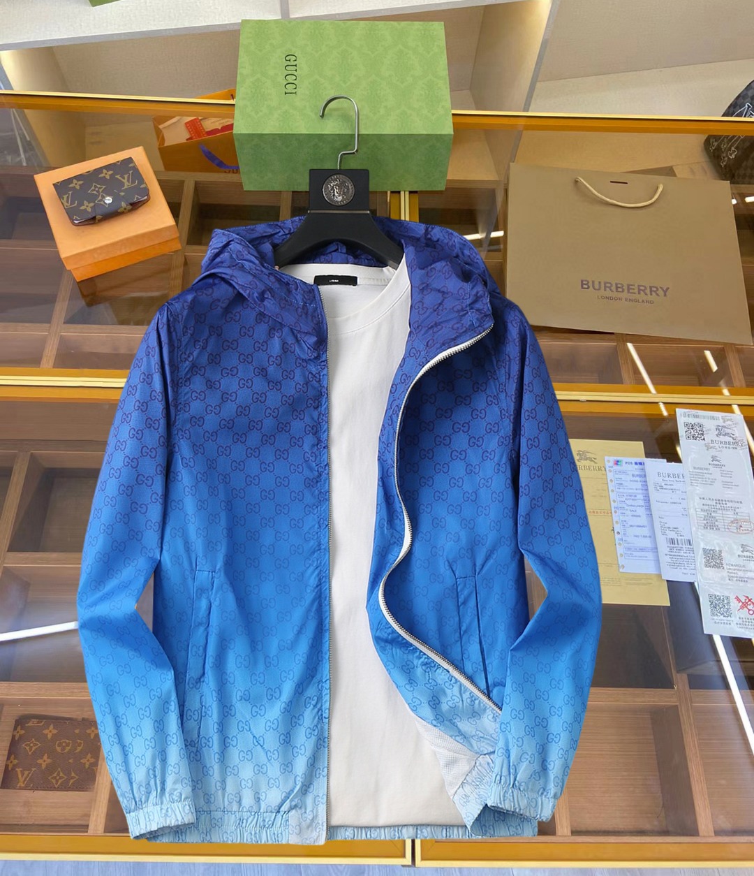 NO:645353,Gucci 2025 new autumn jacket, the new product on the show is in perfect condition, comfortable and warm, complete with three colors, full and attractive color, very outstanding design, easily upgrades the fashion sense, extremely elegant and rigorous workmanship, neat and meticulous wiring!  A masterpiece from a famous designer!  The upper body does not look bloated and is super handsome!  Available size M ~ XXXL,,jackets & coats,jackets & coats,alexander wang19860909古奇 2025秋季新款夹克外套,秀场新品品相非常完美,舒适保暖,三标齐全色泽饱满诱人,非常出彩的设计,轻松将时髦感进阶,做工极为考究严谨,走线工整细致！大牌设计师巨作！上身不显臃肿、超级帅气！现货码数M ～ XXXL,,jackets & coats,jackets & coats,alexander wang,Men's clothing