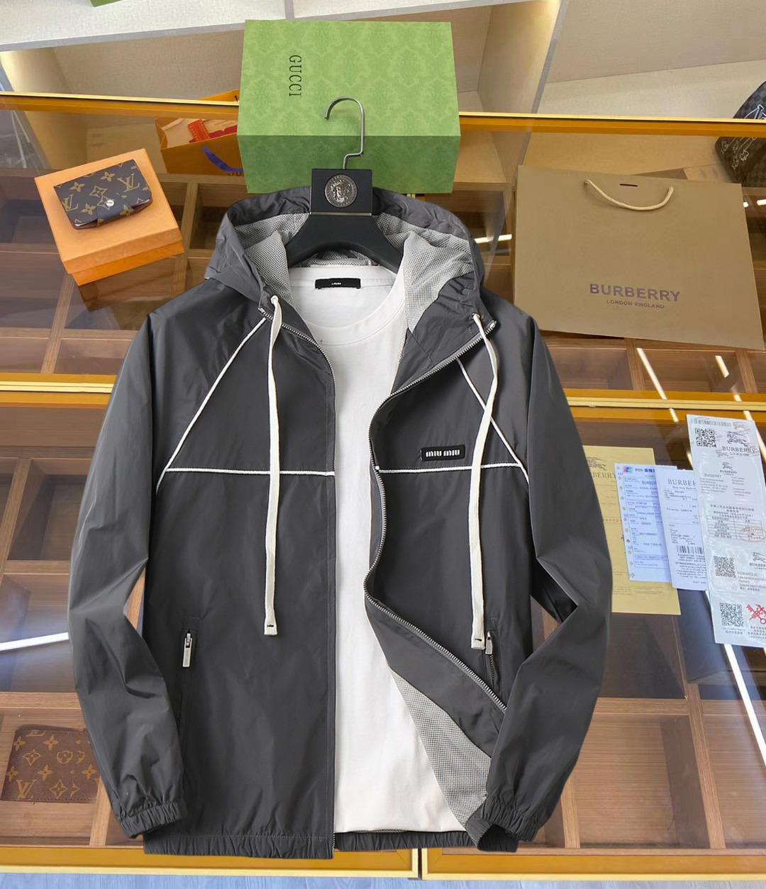 NO:645356,miumiu 2025 new autumn jacket, the new product on the show is in perfect condition, comfortable and warm, complete with three colors, full and attractive color, very outstanding design, easily upgrades the fashion sense, extremely elegant and rigorous workmanship, neat and meticulous wiring!  A masterpiece from a famous designer!  The upper body does not look bloated and is super handsome!  Available sizes M ~ XXXL,,miumiu,jackets & coats,jackets & coats,alexander wang19860909miumiu 2025秋季新款夹克外套,秀场新品品相非常完美,舒适保暖,三标齐全色泽饱满诱人,非常出彩的设计,轻松将时髦感进阶,做工极为考究严谨,走线工整细致！大牌设计师巨作！上身不显臃肿、超级帅气！现货码数M ～ XXXL,,miumiu,jackets & coats,jackets & coats,alexander wang,Men's clothing