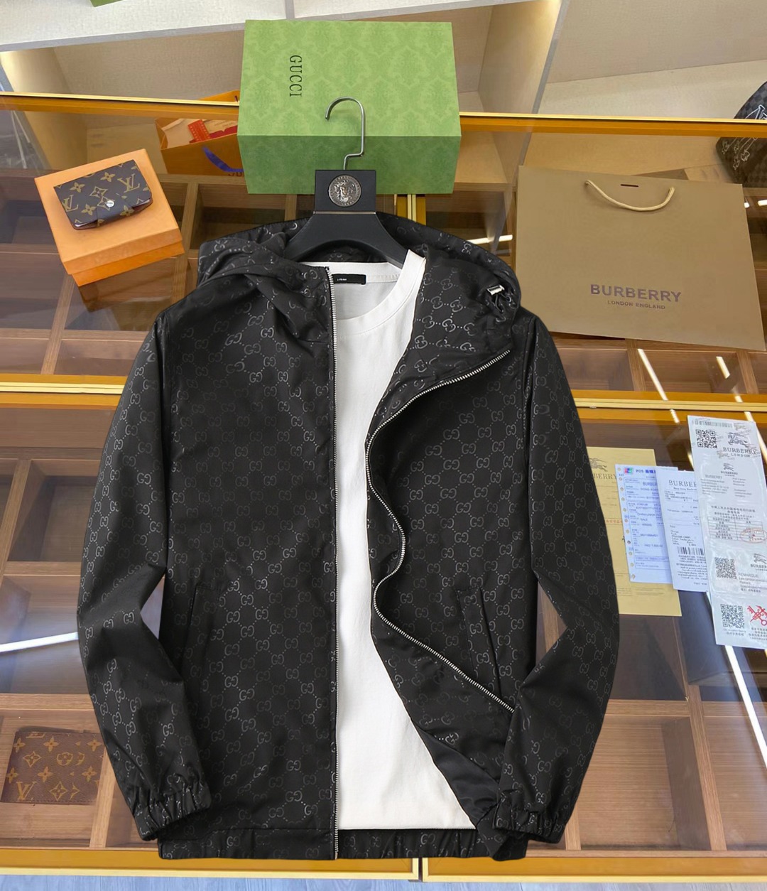 NO:645359,Gucci 2025 new autumn jacket, the new product on the show is in perfect condition, comfortable and warm, complete with three colors, full and attractive color, very outstanding design, easily upgrades the fashion sense, extremely elegant and rigorous workmanship, neat and meticulous wiring!  A masterpiece from a famous designer!  The upper body does not look bloated and is super handsome!  Available size M ~ XXXL,,jackets & coats,jackets & coats,alexander wang19860909古奇 2025秋季新款夹克外套,秀场新品品相非常完美,舒适保暖,三标齐全色泽饱满诱人,非常出彩的设计,轻松将时髦感进阶,做工极为考究严谨,走线工整细致！大牌设计师巨作！上身不显臃肿、超级帅气！现货码数M ～ XXXL,,jackets & coats,jackets & coats,alexander wang,Men's clothing