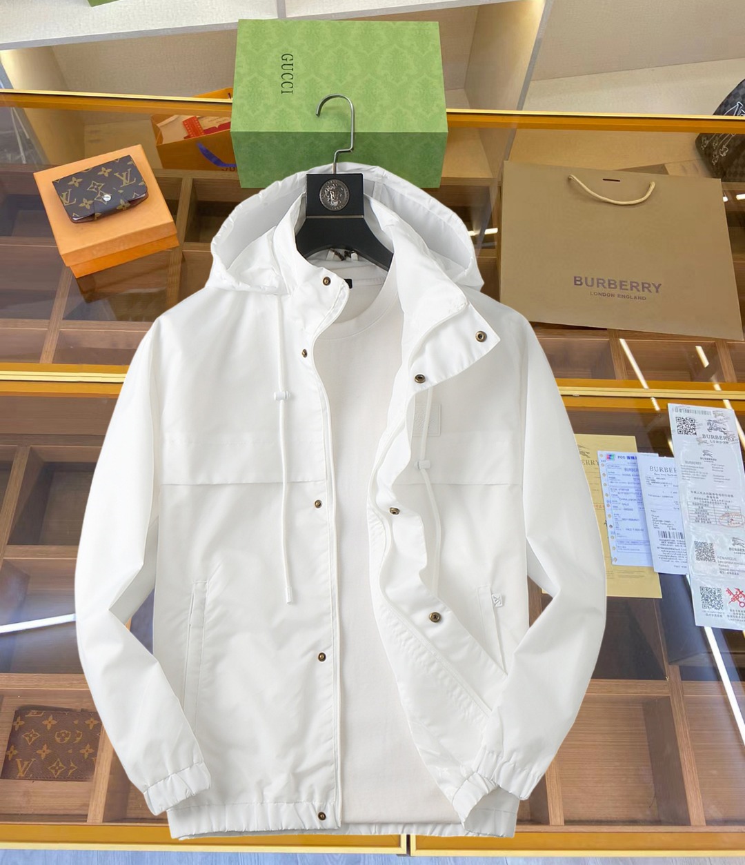 NO:645347,LV 2025 autumn new jacket, the new product on the show is in perfect condition, comfortable and warm, complete with three labels, full and attractive color, very outstanding design, easily upgrades the fashion sense, extremely sophisticated workmanship, neat and meticulous wiring!  A masterpiece from a famous designer!  The upper body does not look bloated and is super handsome!  Available sizes M ~ XXXL,,louis vuitton,jackets & coats,jackets & coats,alexander wang19860909Lv 2025秋季新款夹克外套,秀场新品品相非常完美,舒适保暖,三标齐全色泽饱满诱人,非常出彩的设计,轻松将时髦感进阶,做工极为考究严谨,走线工整细致！大牌设计师巨作！上身不显臃肿、超级帅气！现货码数M ～ XXXL,,louis vuitton,jackets & coats,jackets & coats,alexander wang,Men's clothing