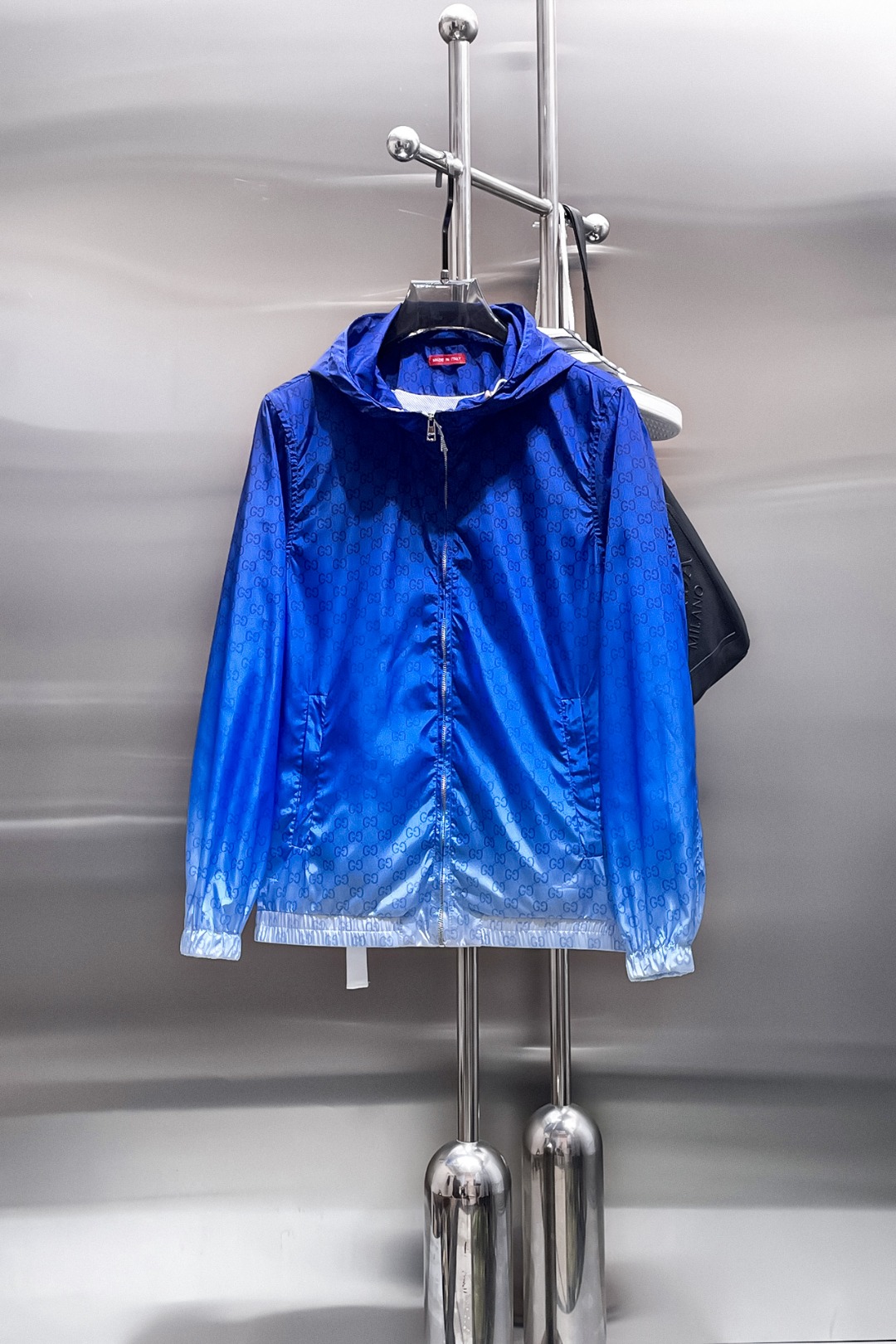 NO:538982,Guqi 2025 autumn new jacket jacket, the new product on the show is perfect, comfortable and warm, the three standards are complete in color and full and attractive, and the very outstanding design easily advances the sense of fashion, the workmanship is extremely exquisite and rigorous, and the wiring is neat and meticulous!  A masterpiece of a big-name designer!  The upper body doesn't look bloated and super handsome!  Spot code M ~ XXXL,,jackets & coats,jackets & coats,alexander wang19860909古奇 2025秋季新款夹克外套,秀场新品品相非常完美,舒适保暖,三标齐全色泽饱满诱人,非常出彩的设计,轻松将时髦感进阶,做工极为考究严谨,走线工整细致！大牌设计师巨作！上身不显臃肿、超级帅气！现货码数M ～ XXXL,,jackets & coats,jackets & coats,alexander wang,Men's clothing