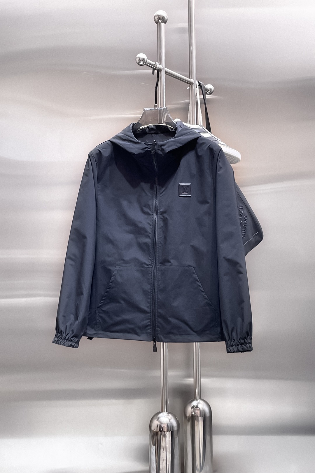 NO:538988,Lv 2025 autumn new jacket jacket, the new product on the show is perfect, comfortable and warm, the three standards are complete in color and full and attractive, and the very outstanding design easily advances the sense of fashion, the workmanship is extremely exquisite and rigorous, and the wiring is neat and meticulous!  A masterpiece of a big-name designer!  The upper body doesn't look bloated and super handsome!  Spot code M ~ XXXL,,louis vuitton,jackets & coats,jackets & coats,alexander wang19860909Lv 2025秋季新款夹克外套,秀场新品品相非常完美,舒适保暖,三标齐全色泽饱满诱人,非常出彩的设计,轻松将时髦感进阶,做工极为考究严谨,走线工整细致！大牌设计师巨作！上身不显臃肿、超级帅气！现货码数M ～ XXXL,,louis vuitton,jackets & coats,jackets & coats,alexander wang,Men's clothing