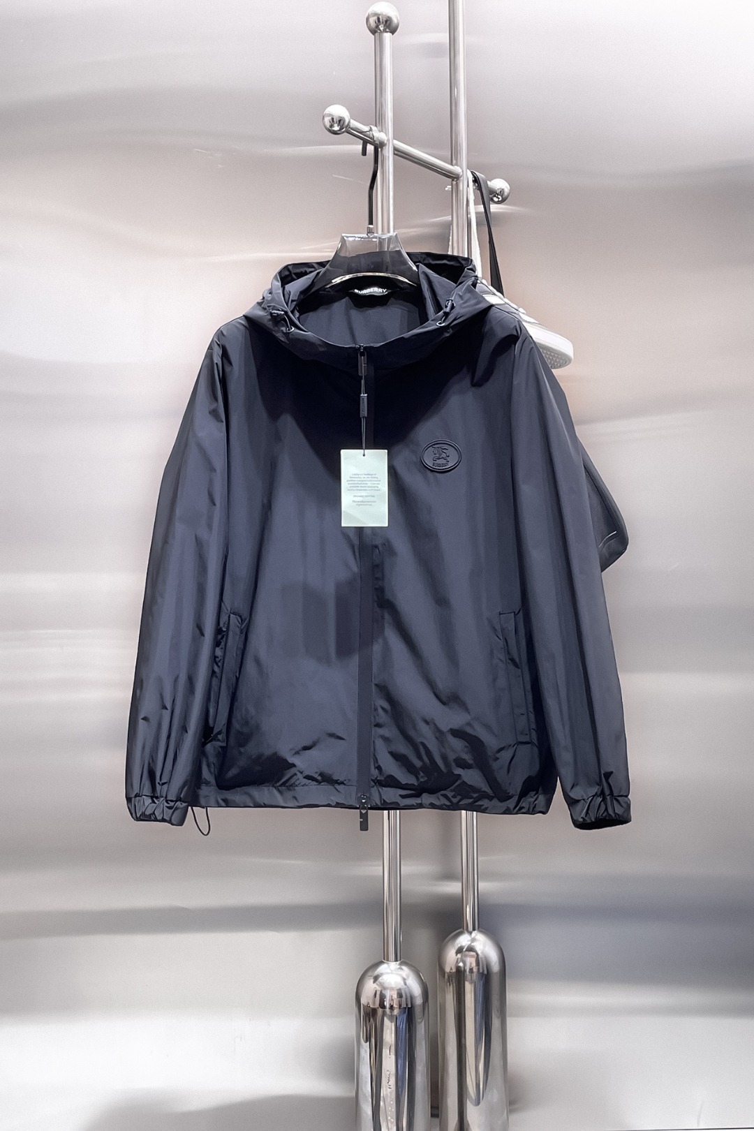 NO:538976,Burberry's 2025 autumn new jacket jacket, the new product on the show is perfect, comfortable and warm, the three-standard complete colors and full and attractive, and the very outstanding design easily advances the sense of fashion, the workmanship is extremely exquisite and rigorous, and the wiring is neat and meticulous!  A masterpiece of a big-name designer!  The upper body doesn't look bloated and super handsome!  Spot code M ~ XXXL,,burberry,jackets & coats,jackets & coats,alexander wang19860909巴宝莉 2025秋季新款夹克外套,秀场新品品相非常完美,舒适保暖,三标齐全色泽饱满诱人,非常出彩的设计,轻松将时髦感进阶,做工极为考究严谨,走线工整细致！大牌设计师巨作！上身不显臃肿、超级帅气！现货码数M ～ XXXL,,burberry,jackets & coats,jackets & coats,alexander wang,Men's clothing