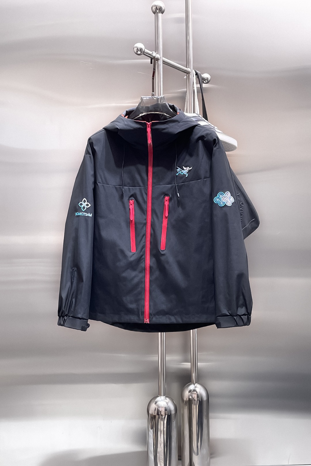 NO:538977,Archaeopteryx 2025 autumn new jacket, the new product on the show is perfect, comfortable and warm, the three standards are complete in color and full and attractive, and the very outstanding design easily advances the sense of fashion. The workmanship is extremely exquisite and rigorous, and the wiring is neat and meticulous!  A masterpiece of a big-name designer!  The upper body doesn't look bloated and super handsome!  Spot code M ~ XXXL,arc'teryx,jackets & coats,jackets & coats,alexander wang19860909始祖鸟 2025秋季新款夹克外套,秀场新品品相非常完美,舒适保暖,三标齐全色泽饱满诱人,非常出彩的设计,轻松将时髦感进阶,做工极为考究严谨,走线工整细致！大牌设计师巨作！上身不显臃肿、超级帅气！现货码数M ～ XXXL,arc'teryx,jackets & coats,jackets & coats,alexander wang,Men's clothing