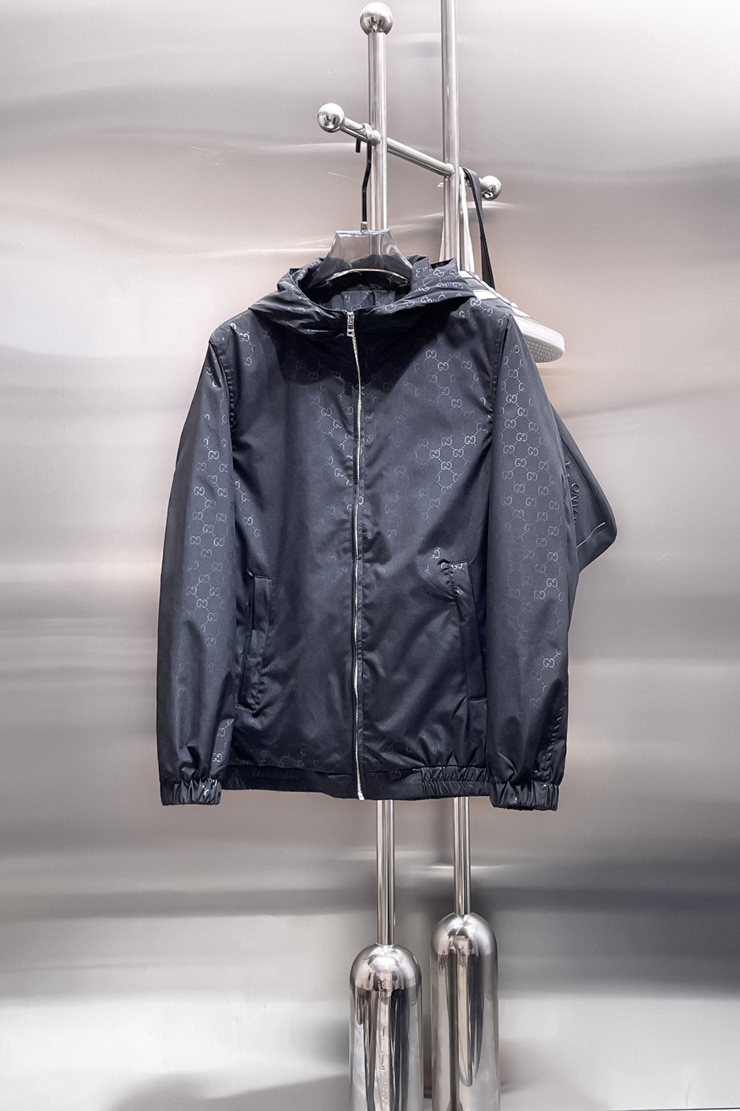 NO:538978,Guqi 2025 autumn new jacket jacket, the new product on the show is perfect, comfortable and warm, the three standards are complete in color and full and attractive, and the very outstanding design easily advances the sense of fashion, the workmanship is extremely exquisite and rigorous, and the wiring is neat and meticulous!  A masterpiece of a big-name designer!  The upper body doesn't look bloated and super handsome!  Spot code M ~ XXXL,,jackets & coats,jackets & coats,alexander wang19860909古奇 2025秋季新款夹克外套,秀场新品品相非常完美,舒适保暖,三标齐全色泽饱满诱人,非常出彩的设计,轻松将时髦感进阶,做工极为考究严谨,走线工整细致！大牌设计师巨作！上身不显臃肿、超级帅气！现货码数M ～ XXXL,,jackets & coats,jackets & coats,alexander wang,Men's clothing