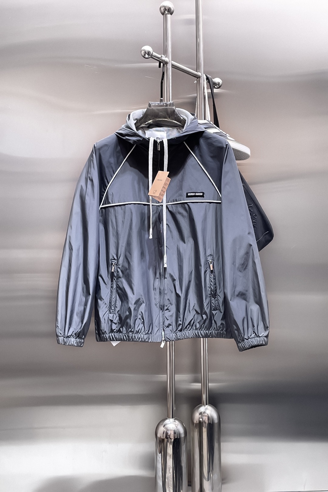 NO:538979,Miumiu 2025 autumn new jacket jacket, the new product on the show is perfect, comfortable and warm, the three standards are complete in color and full and attractive, and the very outstanding design easily advances the sense of fashion, the workmanship is extremely exquisite and rigorous, and the wiring is neat and meticulous!  A masterpiece of a big-name designer!  The upper body doesn't look bloated and super handsome!  Spot code M ~ XXXL,,miumiu,jackets & coats,jackets & coats,alexander wang19860909miumiu 2025秋季新款夹克外套,秀场新品品相非常完美,舒适保暖,三标齐全色泽饱满诱人,非常出彩的设计,轻松将时髦感进阶,做工极为考究严谨,走线工整细致！大牌设计师巨作！上身不显臃肿、超级帅气！现货码数M ～ XXXL,,miumiu,jackets & coats,jackets & coats,alexander wang,Men's clothing