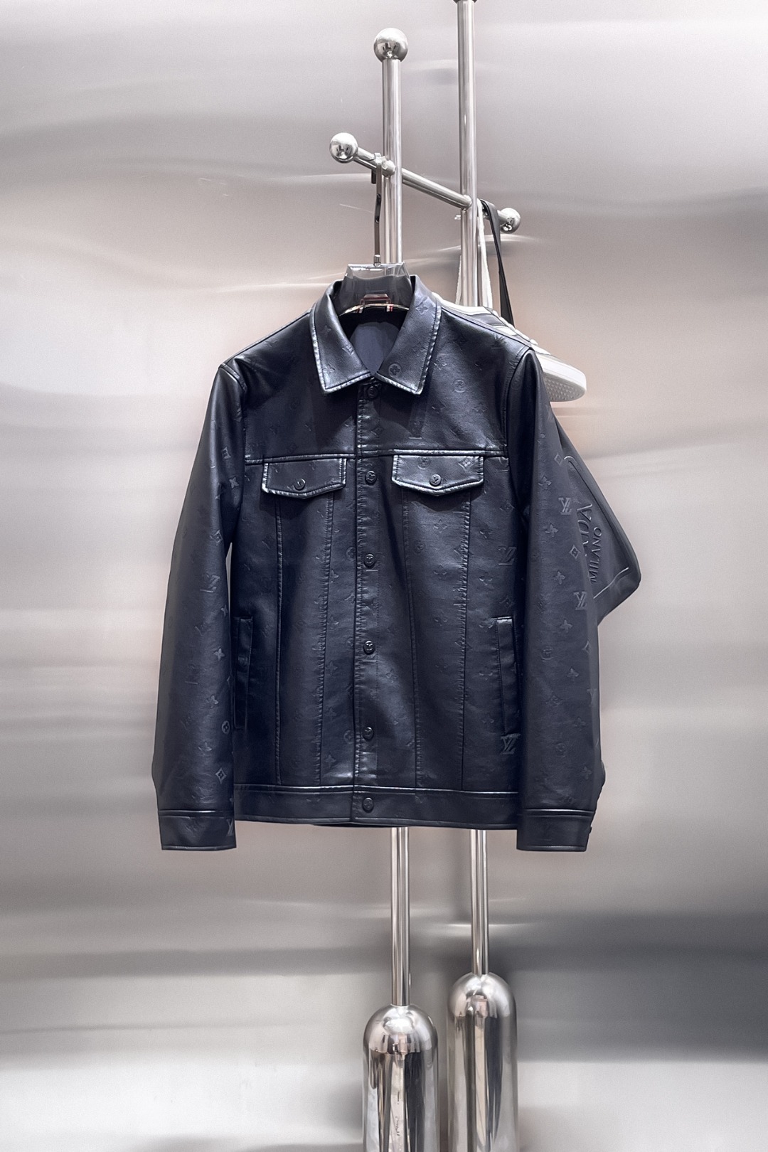 NO:538980,LV 2025 autumn leather jacket new casual and fashionable jacket, super avant-garde design style, delicate and comfortable, very light and not easy to wrinkle. Multiple craftsmanship The overall design is quite visual, the upper body is casual and stylish, with a certain degree of clarity, absolutely recommended at the most cutting-edge temperament of fashion, a must-have for urban casual. Size M-XXXL (175 140 catties wear L, maximum wear 200 catties),,louis vuitton, jackets & coats,leather jacket,alexander wang19860909LV 2025秋季皮衣专柜新款休闲时尚夹克 超前卫设计风格 细腻舒适 穿着非常轻便不易起皱.多重重工艺 整体的设计颇具视觉感,上身休闲有型,有一定的挺括度,绝对走在时尚最尖端的气质感推荐,都市休闲必备.尺码 M-XXXL(175 140斤穿L 最大穿200斤),,louis vuitton,jackets & coats,leather jacket,alexander wang,Men's clothing