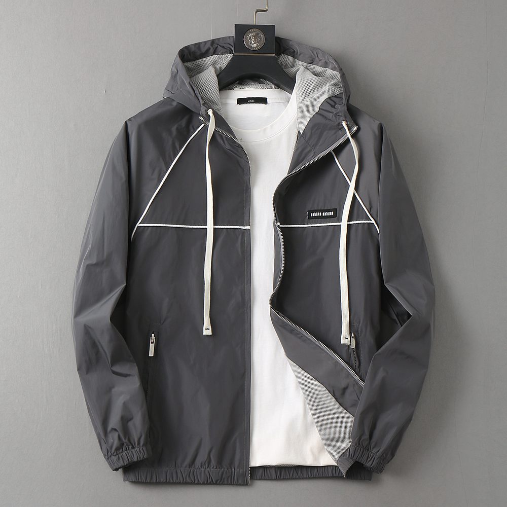 NO:647284,The same style on the miumiu official website, on sale in advance!  2025ss spring new men's jacket, original three-standard high-end version!  With hidden hood, custom-made fabrics at the counter, highly breathable and comfortable, impeccable details, brand element design concept, reflecting high quality. It feels delicate and soft!  It presents a casual cut and the upper body shape is awesome!  Size M～3XL, maximum wear is 195kg.,,miumiu,jackets & coats,jackets & coats,hats,alexander wang19860909miumiu 官网同款,提前发售！2025ss开春新款男士夹克外套,原单三标齐全高端版本！带隐藏帽,专柜定制面料 透气舒适度高,细节无可挑剔,品牌元素设计理念,体现高品质.手感细腻柔软！呈现休闲裁剪,上身版型超赞！码数M～3XL,最大穿195斤.,,miumiu,jackets & coats,jackets & coats,hats,alexander wang,Men's clothing
