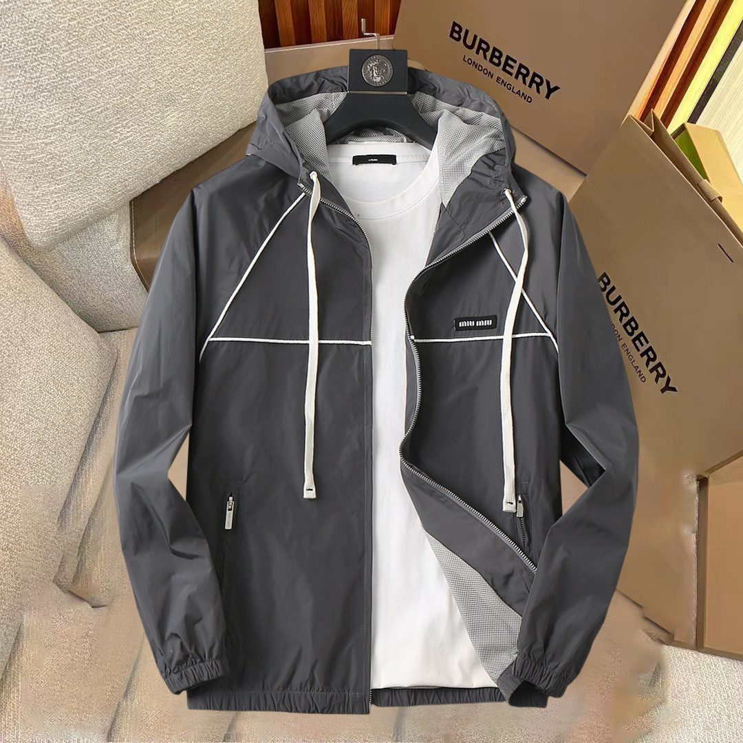 NO:540089,Miumiu's official website is the same model, released in advance!  2025ss Spring New Men's Jacket, original single three-standard full high-end version!  With hidden hat, customized fabric for counter, high breathability and comfort, impeccable details, brand element design concept, reflecting high quality. The feel is delicate and soft!  It is casually cut, with a great upper body style!  Number of code M~3XL, maximum wear 195 catties.,,miumiu, jackets & coats, jackets & coats,hats,alexander wang19860909miumiu 官网同款,提前发售！2025ss开春新款男士夹克外套,原单三标齐全高端版本！带隐藏帽,专柜定制面料 透气舒适度高,细节无可挑剔,品牌元素设计理念,体现高品质.手感细腻柔软！呈现休闲裁剪,上身版型超赞！码数M～3XL,最大穿195斤.,,miumiu,jackets & coats,jackets & coats,hats,alexander wang,Men's clothing