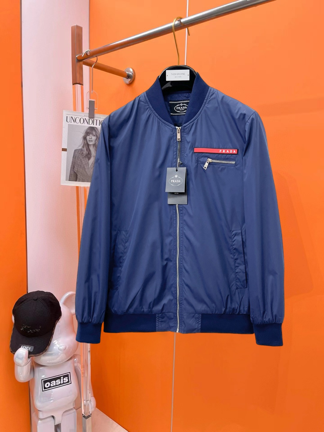 NO:540993,Prada's same model on the official website, released in advance!  2025ss autumn new men's jacket, original single three-standard full high-end version!  With hidden hat, customized fabric for counter, high breathability and comfort, impeccable details, brand element design concept, reflecting high quality. The feel is delicate and soft!  It is casually cut, with a great upper body style!  The number of code M~3XL, the maximum wear is 195 catties.,,prada, jackets & coats, jackets & coats,hats,alexander wang19860909普拉达 官网同款,提前发售！2025ss秋季新款男士夹克外套,原单三标齐全高端版本！带隐藏帽,专柜定制面料 透气舒适度高,细节无可挑剔,品牌元素设计理念,体现高品质.手感细腻柔软！呈现休闲裁剪,上身版型超赞！码数M～3XL,最大穿195斤.,,prada,jackets & coats,jackets & coats,hats,alexander wang,Men's clothing