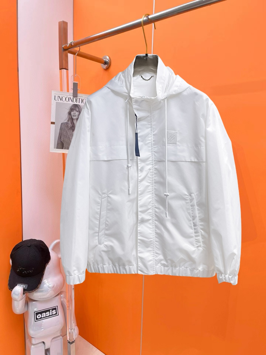 NO:540999,The same model on the official website of Lv, released in advance!  2025ss autumn new men's jacket, original single three-standard full high-end version!  With hidden hat, customized fabric for counter, high breathability and comfort, impeccable details, brand element design concept, reflecting high quality. The feel is delicate and soft!  It is casually cut, with a great upper body style!  The number of code M~3XL, the maximum wear is 195 catties.,,louis vuitton, jackets & coats, jackets & coats,hats,alexander wang19860909Lv 官网同款,提前发售！2025ss秋季新款男士夹克外套,原单三标齐全高端版本！带隐藏帽,专柜定制面料 透气舒适度高,细节无可挑剔,品牌元素设计理念,体现高品质.手感细腻柔软！呈现休闲裁剪,上身版型超赞！码数M～3XL,最大穿195斤.,,louis vuitton,jackets & coats,jackets & coats,hats,alexander wang,Men's clothing