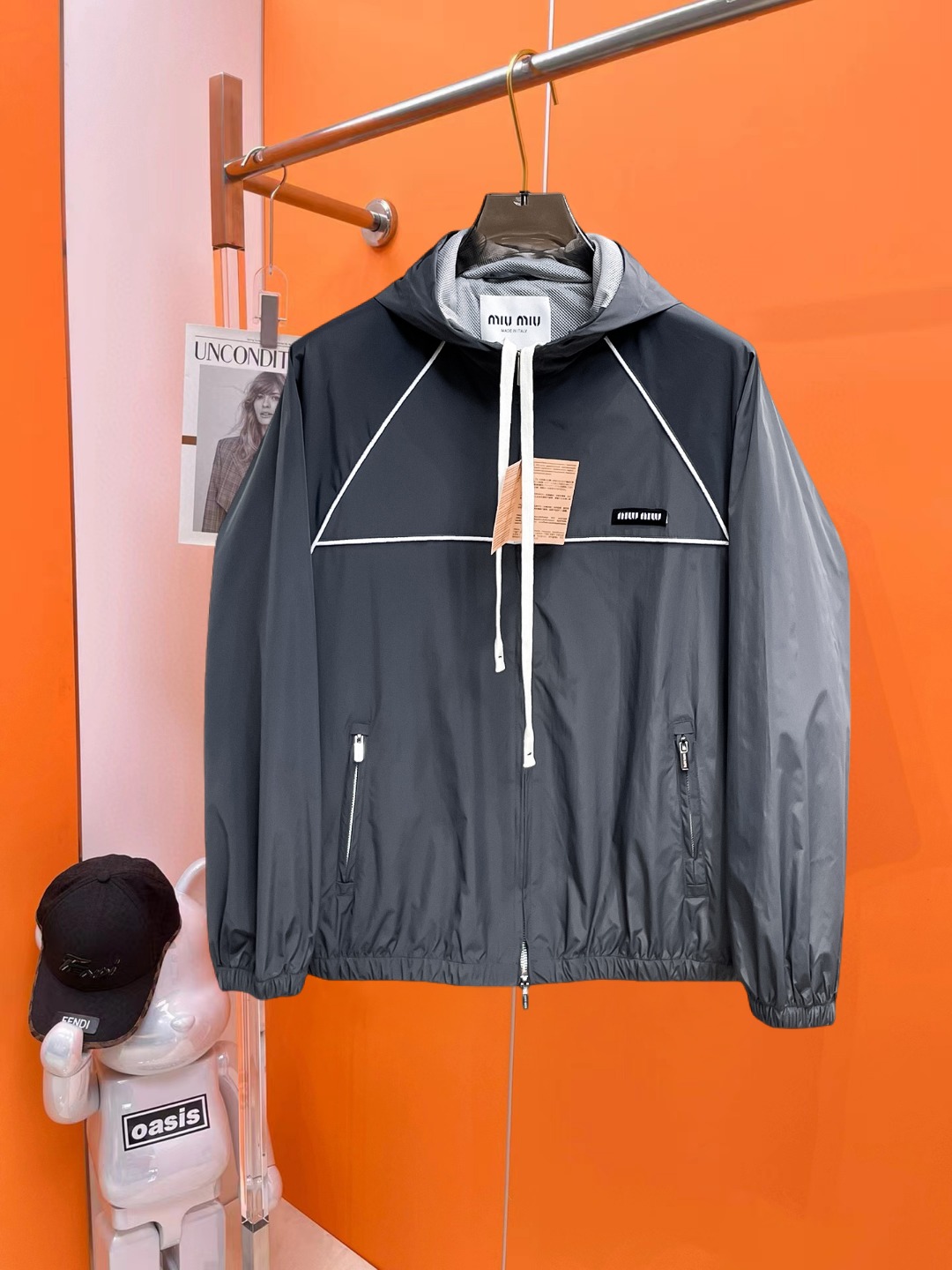 NO:541008,Miumiu's official website is the same model, released in advance!  2025ss autumn new men's jacket, original single three-standard full high-end version!  With hidden hat, customized fabric for counter, high breathability and comfort, impeccable details, brand element design concept, reflecting high quality. The feel is delicate and soft!  It is casually cut, with a great upper body style!  Number of code M~3XL, maximum wear 195 catties.,,miumiu, jackets & coats, jackets & coats,hats,alexander wang19860909miumiu 官网同款,提前发售！2025ss秋季新款男士夹克外套,原单三标齐全高端版本！带隐藏帽,专柜定制面料 透气舒适度高,细节无可挑剔,品牌元素设计理念,体现高品质.手感细腻柔软！呈现休闲裁剪,上身版型超赞！码数M～3XL,最大穿195斤.,,miumiu,jackets & coats,jackets & coats,hats,alexander wang,Men's clothing