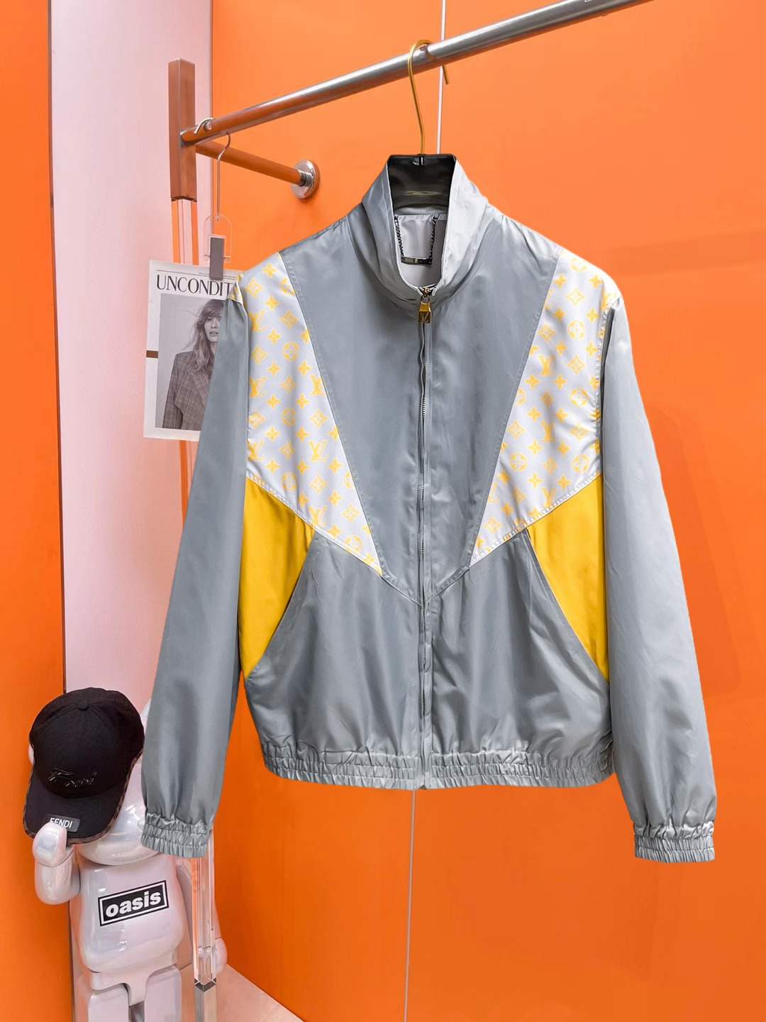 NO:541011,The same model on the official website of Lv, released in advance!  2025ss autumn new men's jacket, original single three-standard full high-end version!  With hidden hat, customized fabric for counter, high breathability and comfort, impeccable details, brand element design concept, reflecting high quality. The feel is delicate and soft!  It is casually cut, with a great upper body style!  The number of code M~3XL, the maximum wear is 195 catties.,,louis vuitton, jackets & coats, jackets & coats,hats,alexander wang19860909Lv 官网同款,提前发售！2025ss秋季新款男士夹克外套,原单三标齐全高端版本！带隐藏帽,专柜定制面料 透气舒适度高,细节无可挑剔,品牌元素设计理念,体现高品质.手感细腻柔软！呈现休闲裁剪,上身版型超赞！码数M～3XL,最大穿195斤.,,louis vuitton,jackets & coats,jackets & coats,hats,alexander wang,Men's clothing